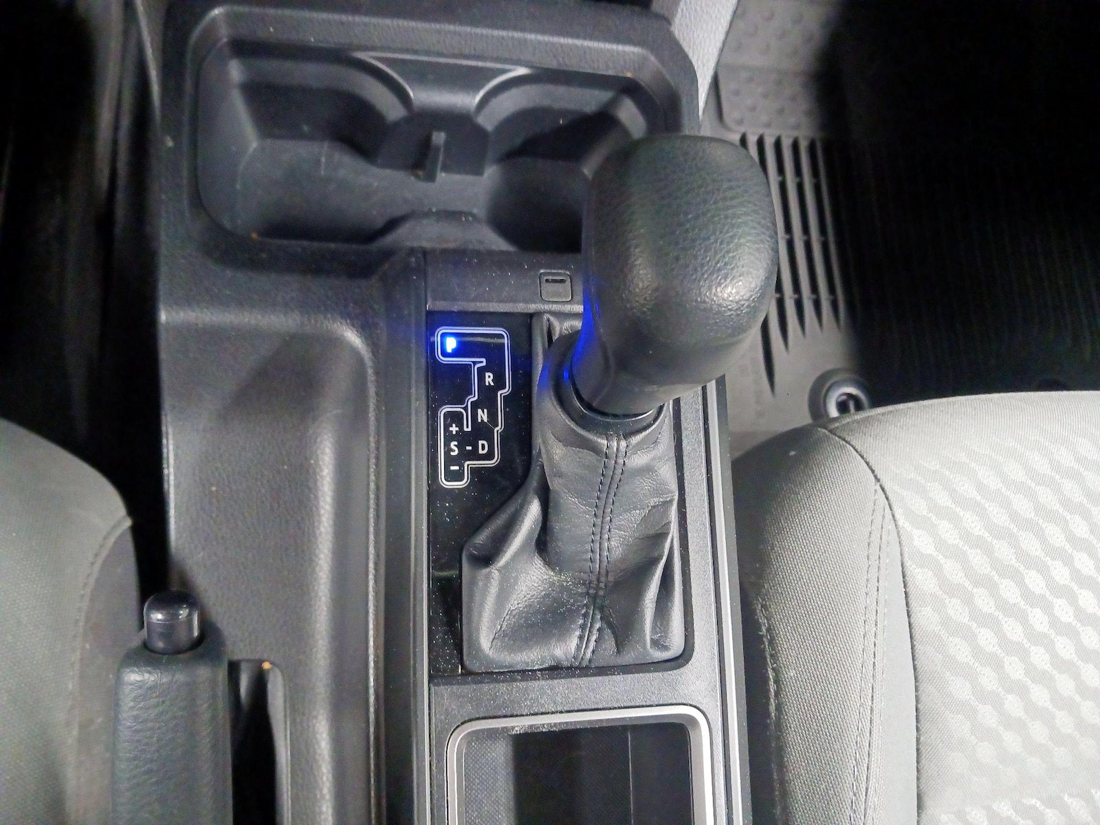 2022 Toyota Tacoma SR - Photo 18