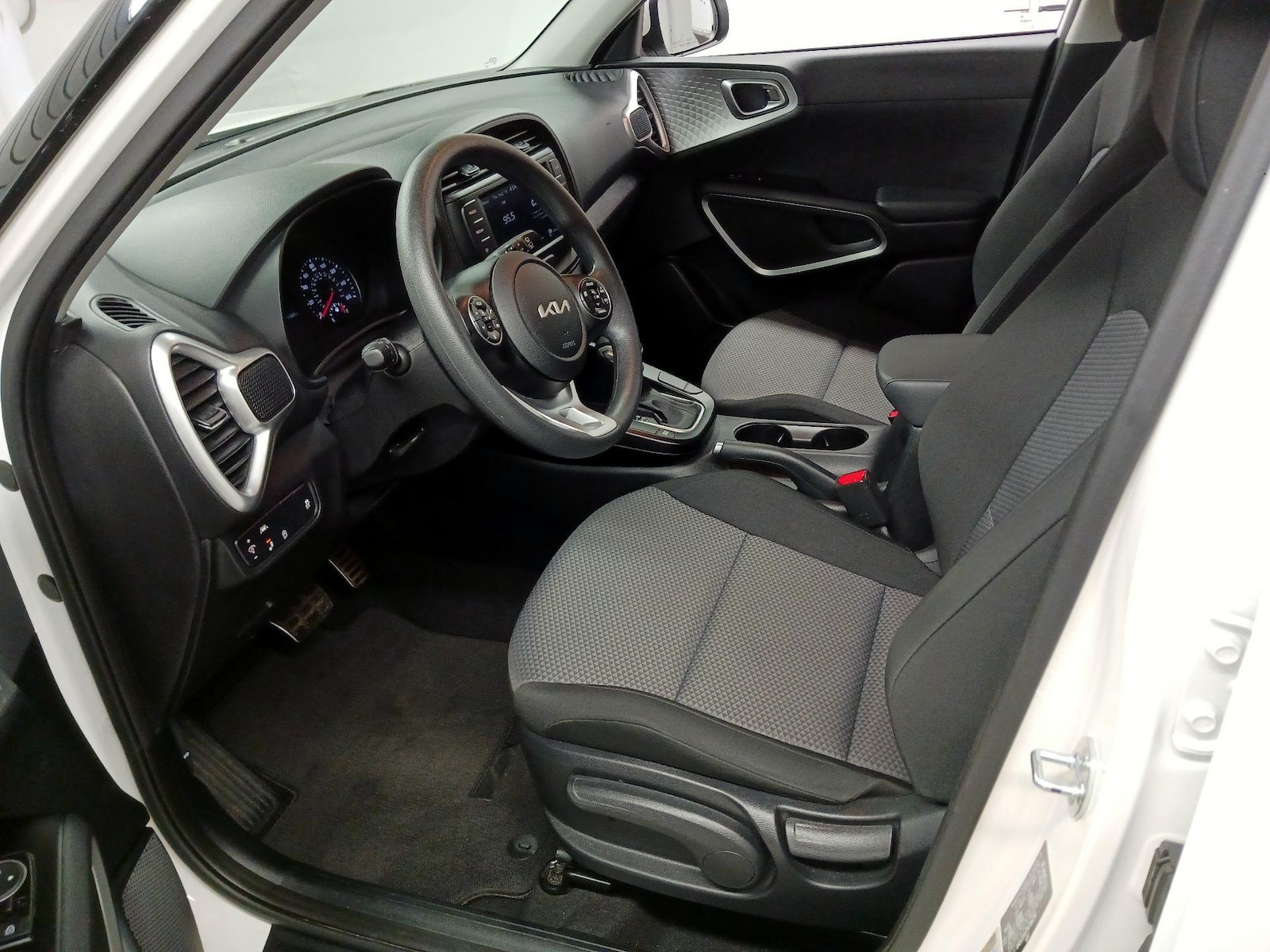 2022 Kia Soul LX - Photo 10