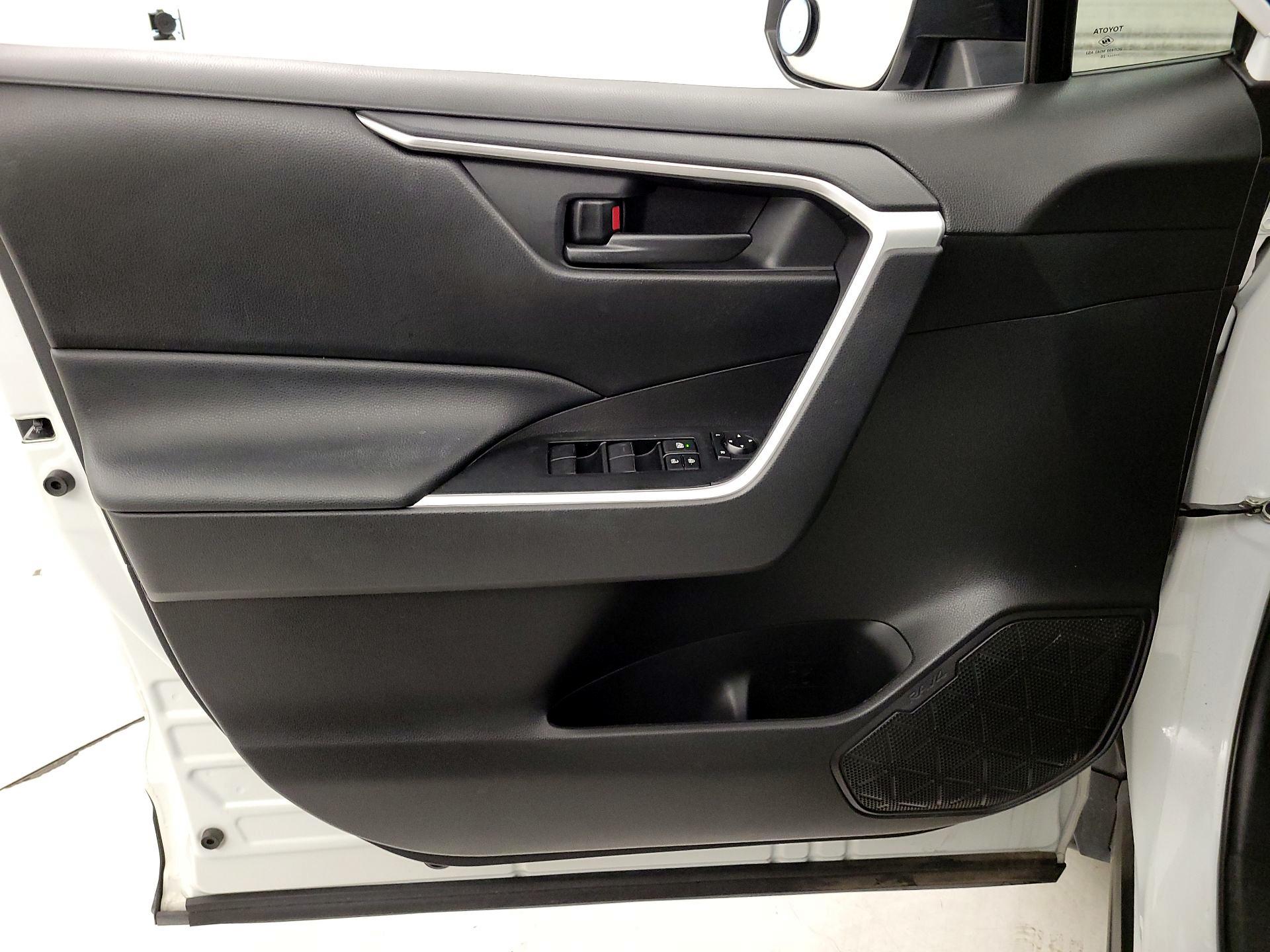 Thumbnail: 2020 Toyota RAV4 - 12