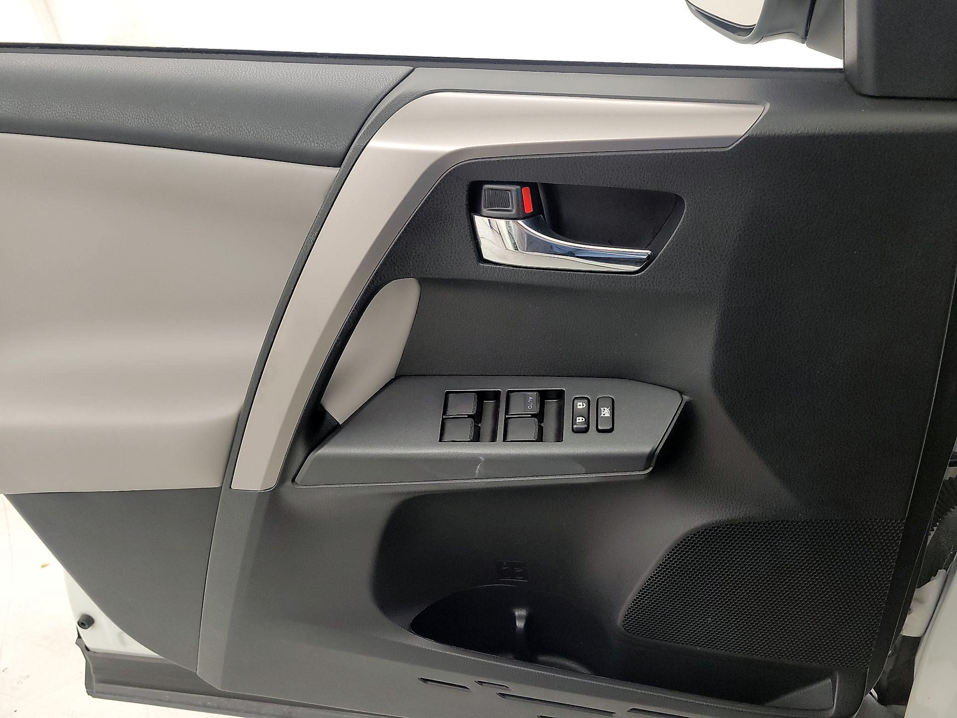 Thumbnail: 2016 Toyota RAV4 - 12