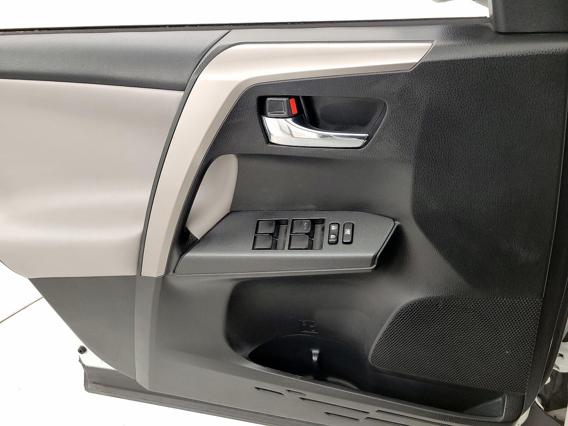 Thumbnail: 2018 Toyota RAV4 - 12