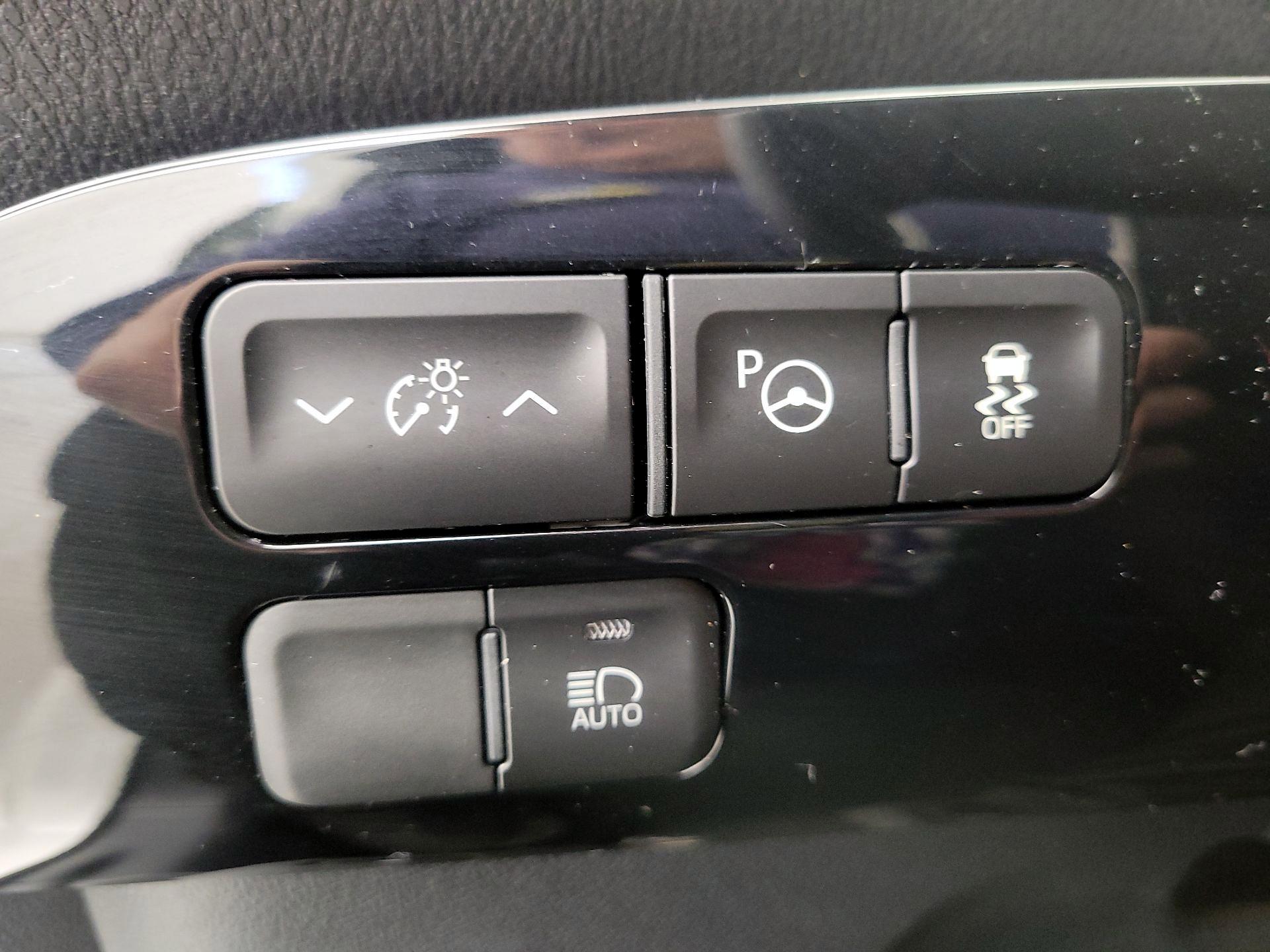 Thumbnail: 2018 Toyota Prius - 13