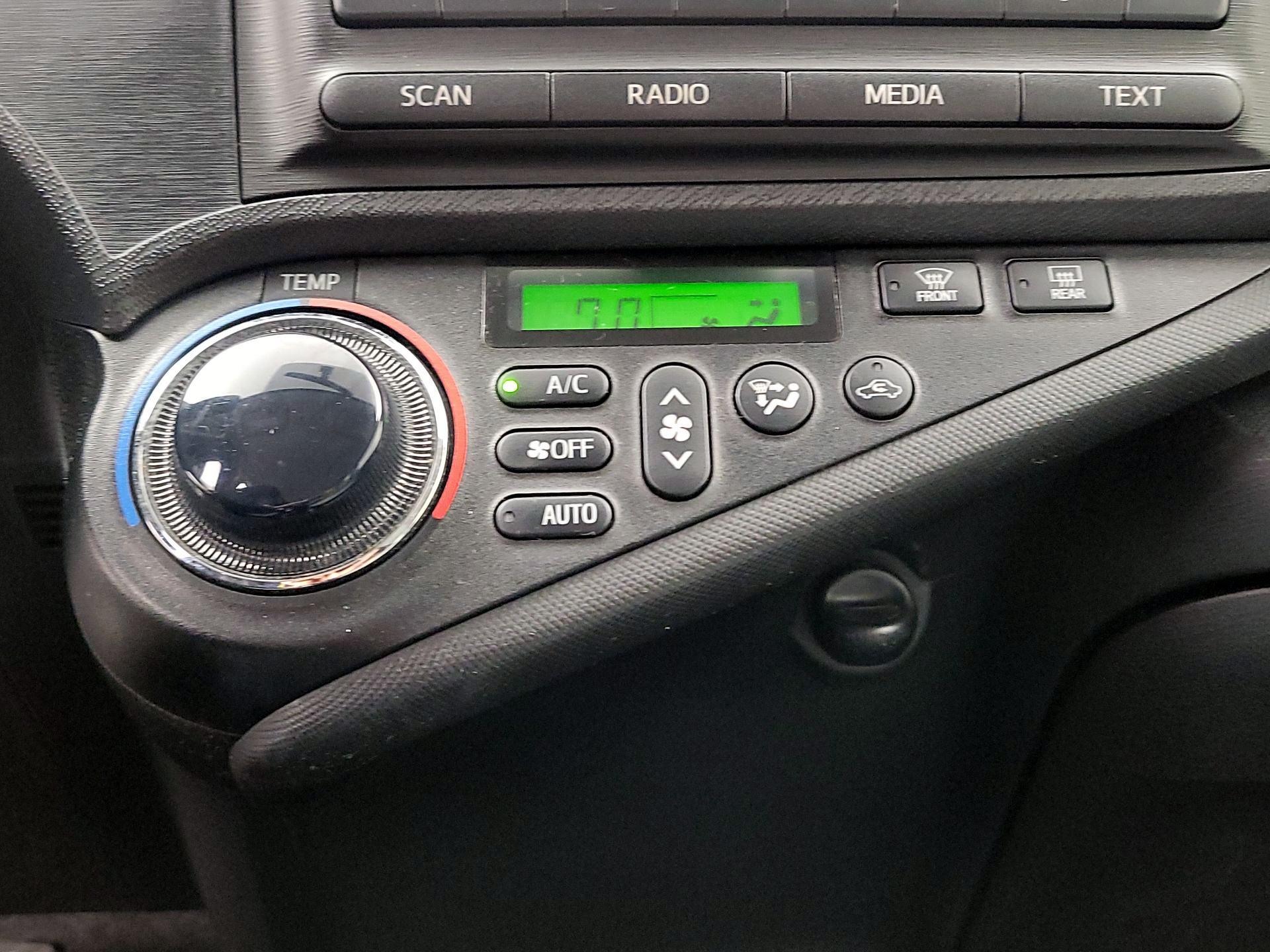 Thumbnail: 2014 Toyota Prius c - 14