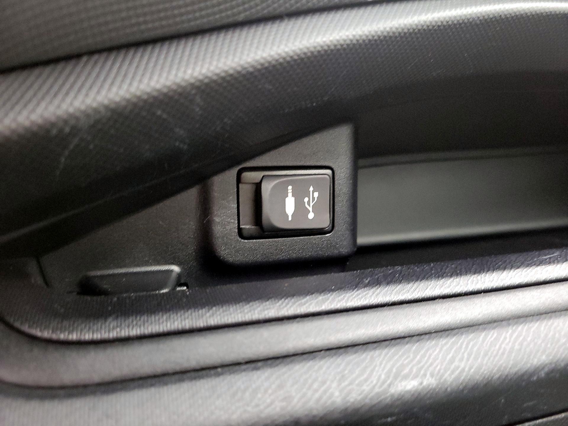 Thumbnail: 2014 Toyota Prius c - 16