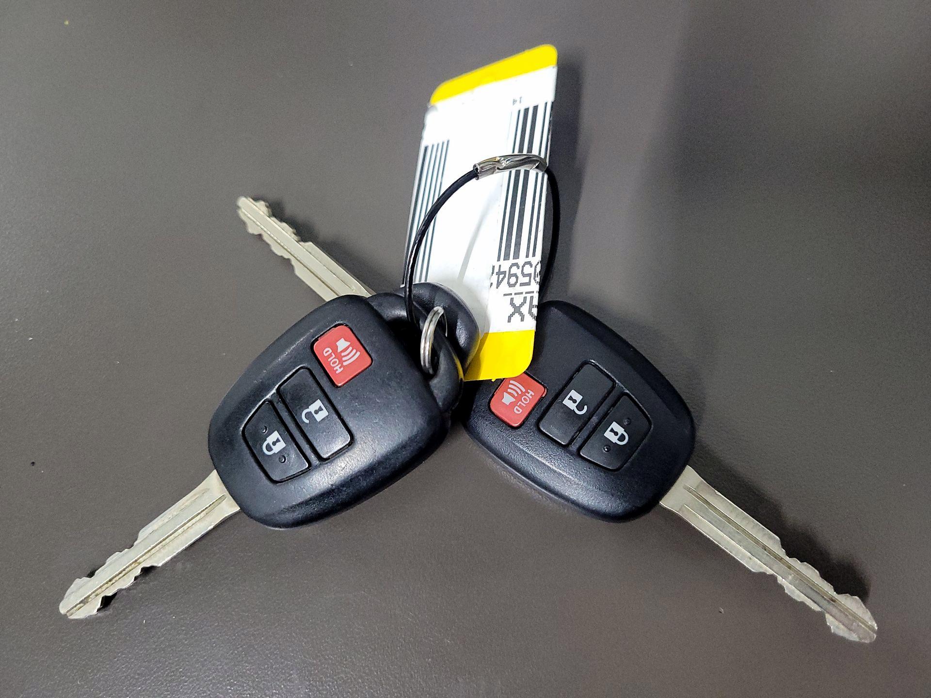 Thumbnail: 2014 Toyota Prius c - 20