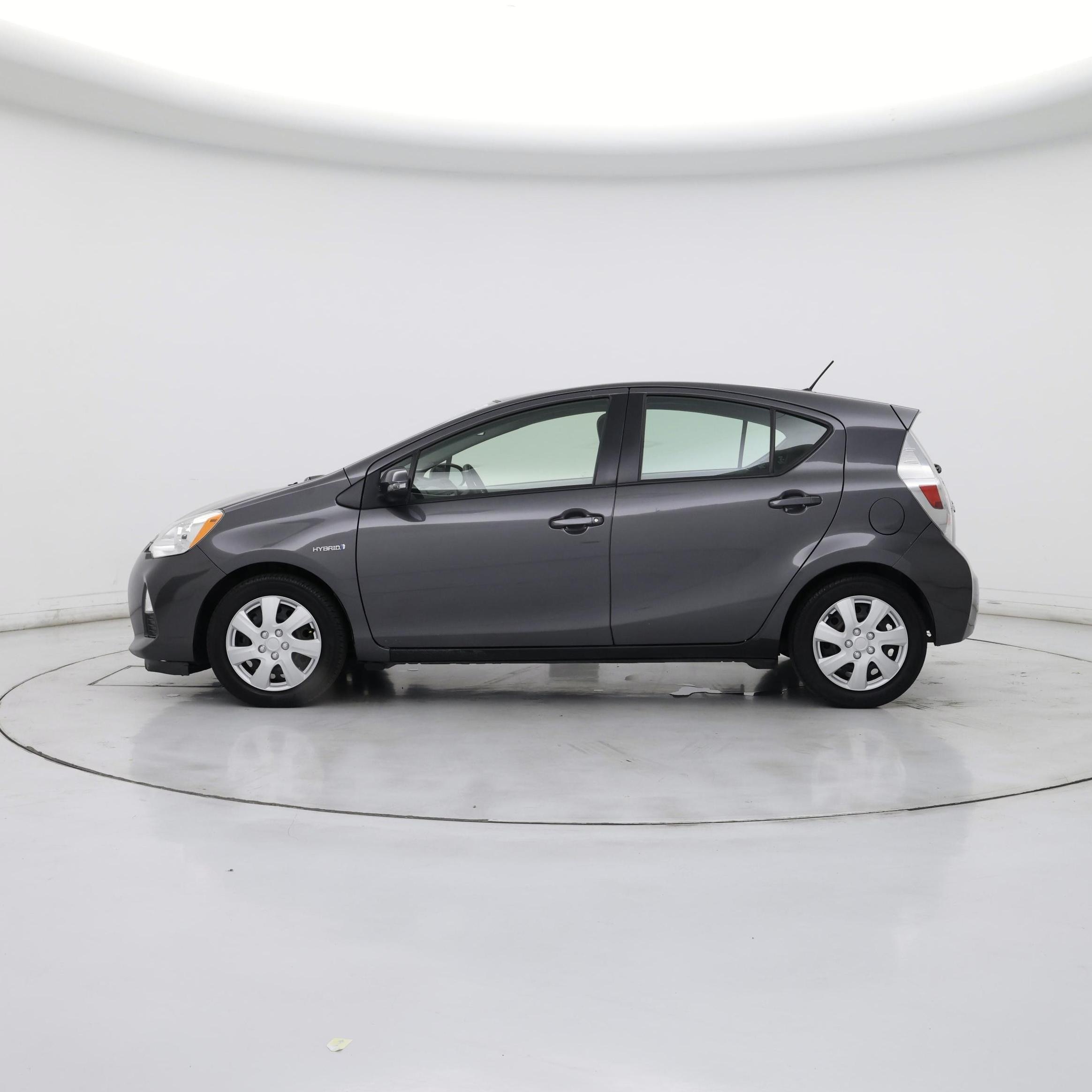 Thumbnail: 2014 Toyota Prius c - 3