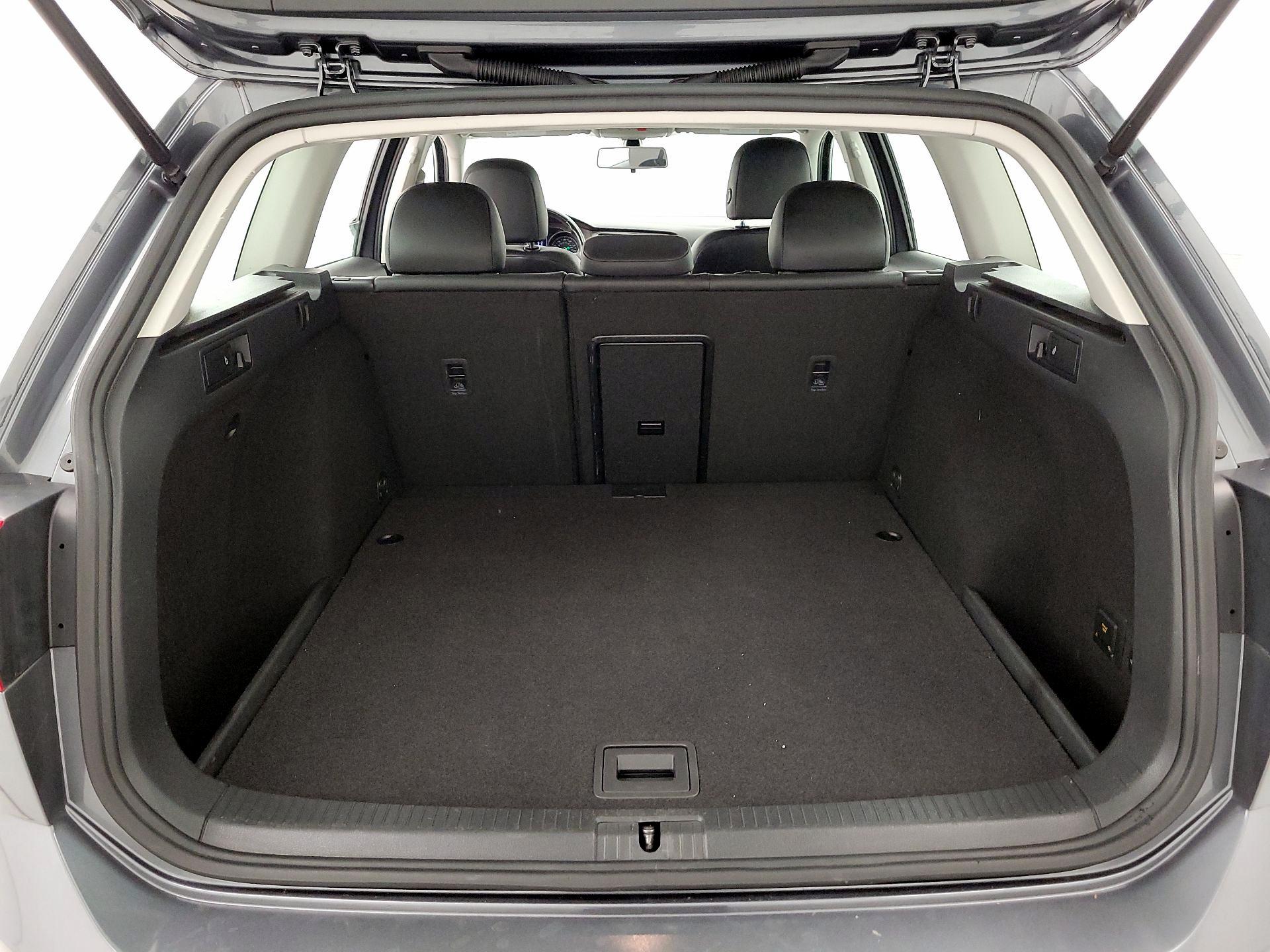 Thumbnail: 2017 Volkswagen Golf - 18