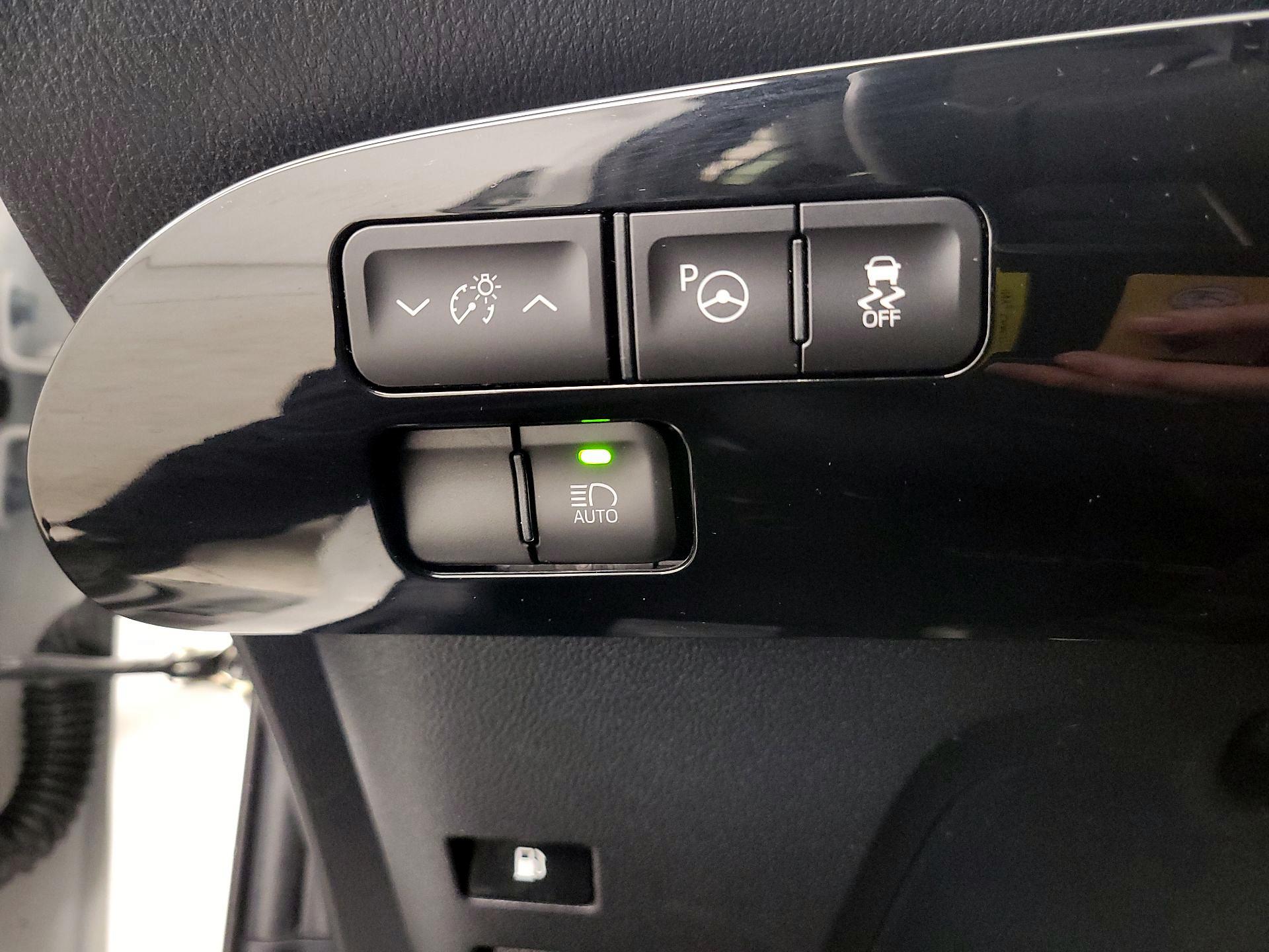 Thumbnail: 2018 Toyota Prius - 13