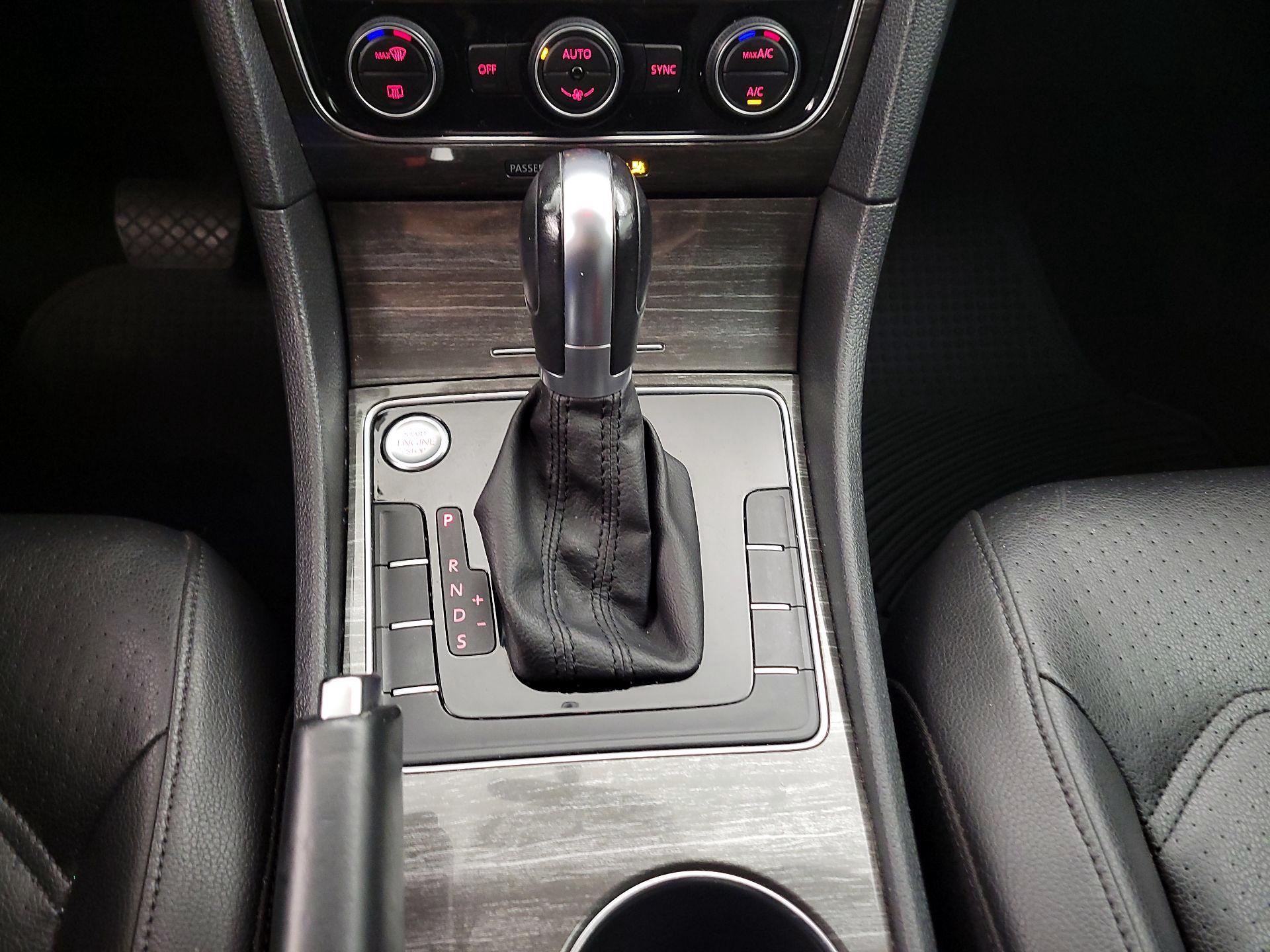 Thumbnail: 2018 Volkswagen Passat - 16