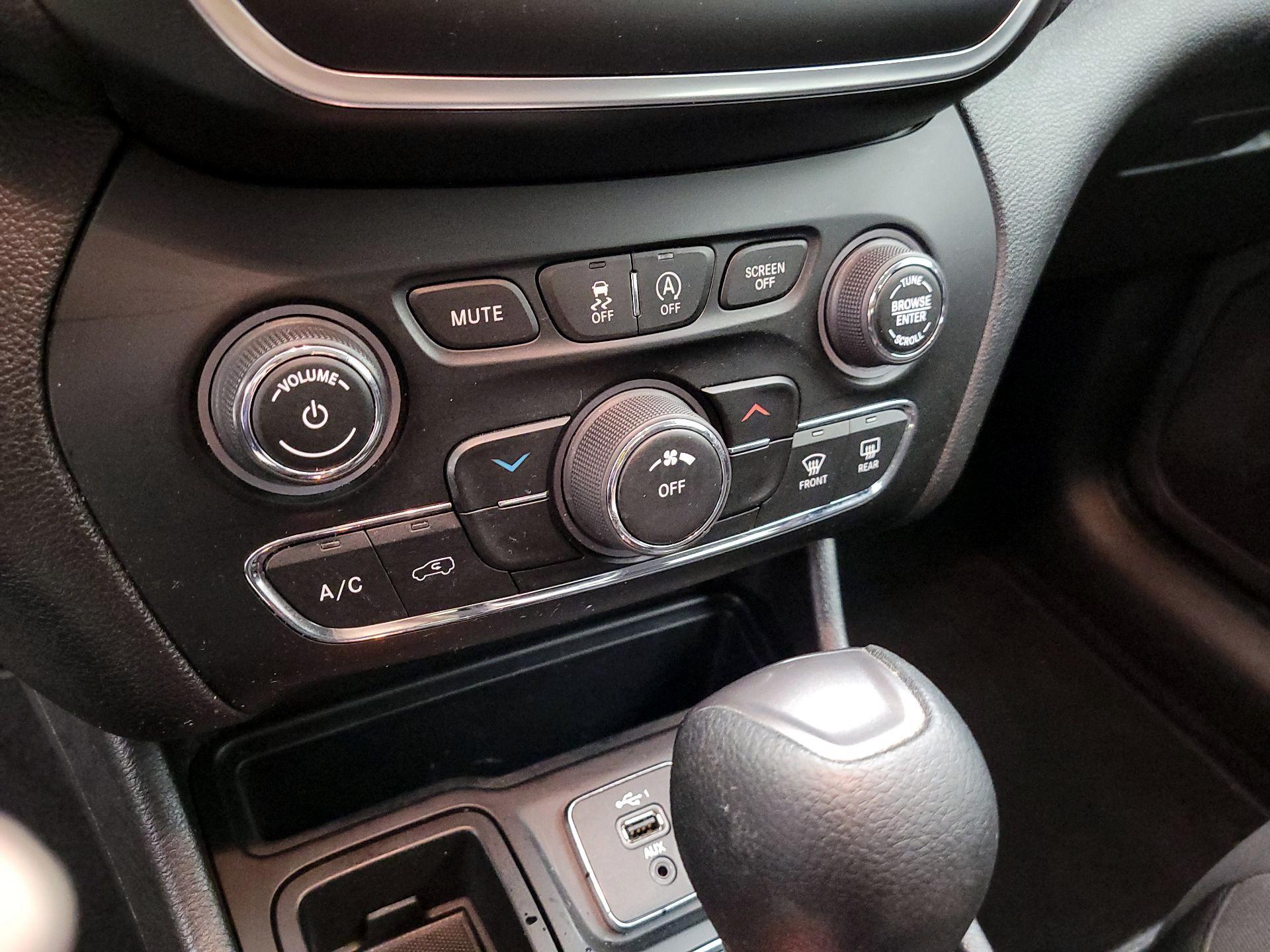 Thumbnail: 2020 Jeep Cherokee - 16