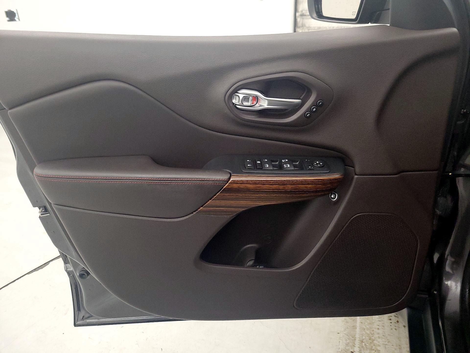 Thumbnail: 2015 Jeep Cherokee - 12