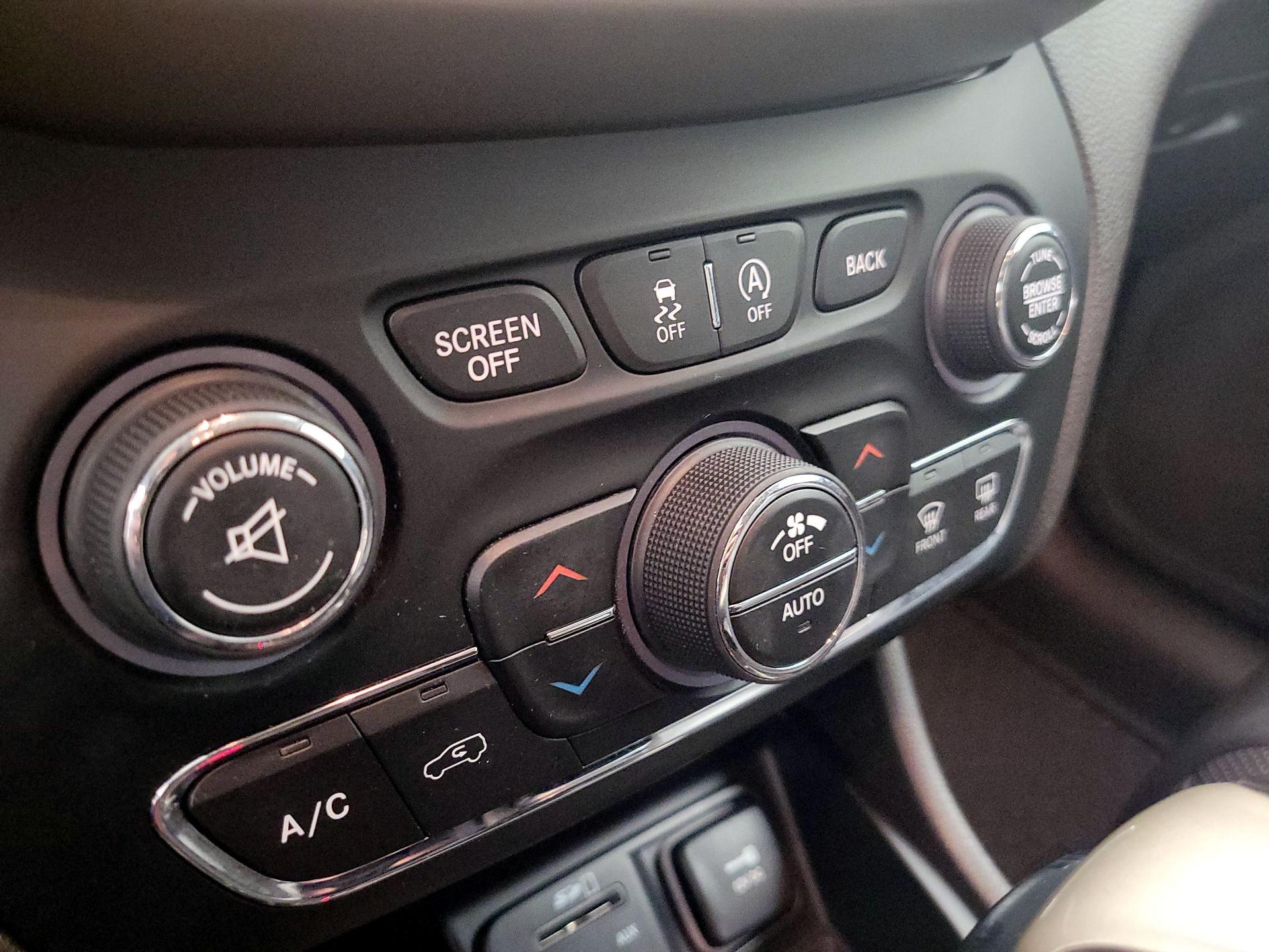 Thumbnail: 2015 Jeep Cherokee - 16