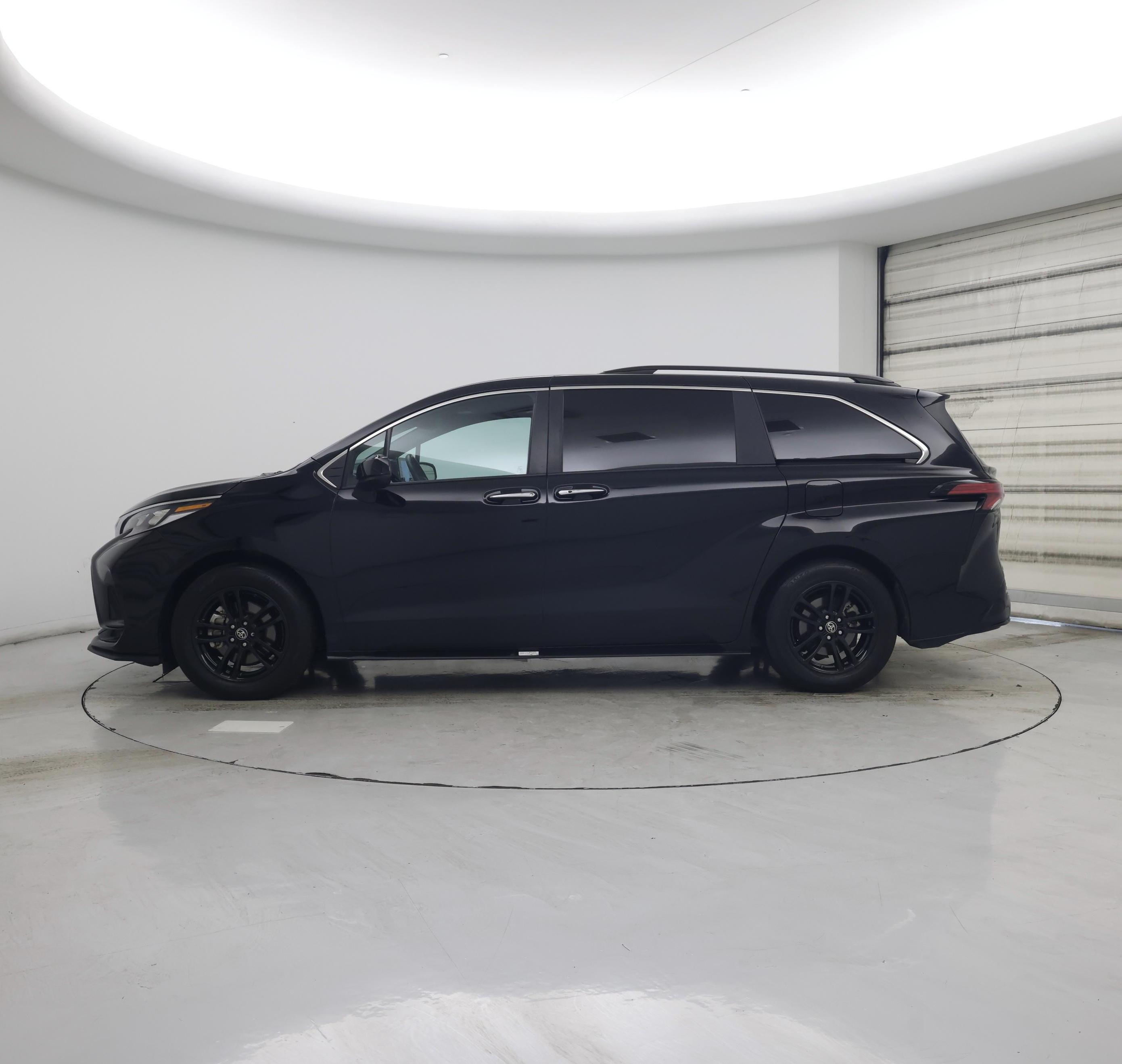 Thumbnail: 2022 Toyota Sienna - 3