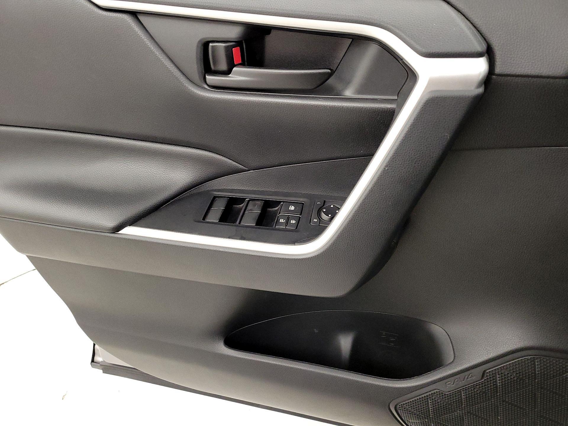 Thumbnail: 2020 Toyota RAV4 - 12