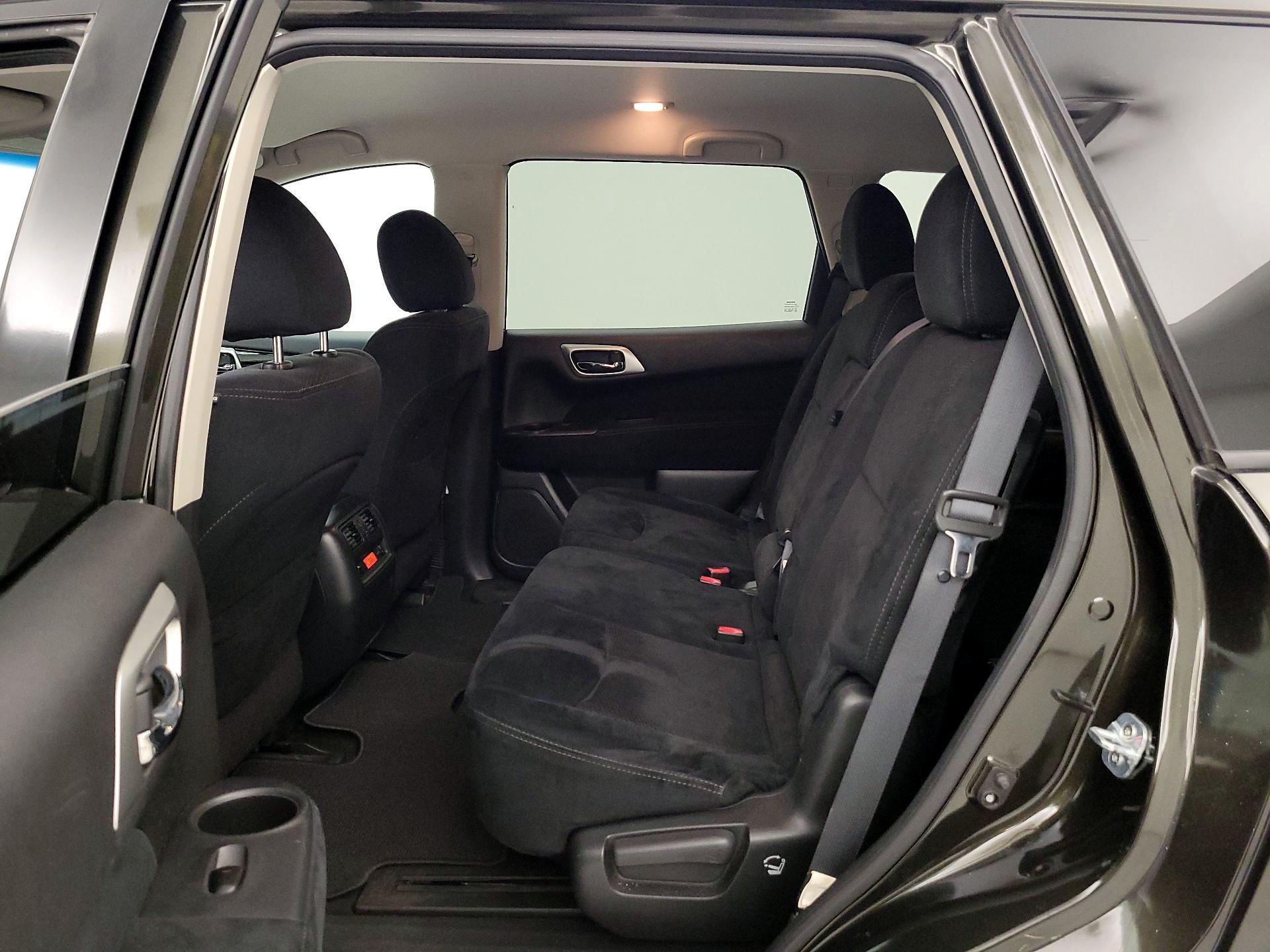 Thumbnail: 2016 Nissan Pathfinder - 18