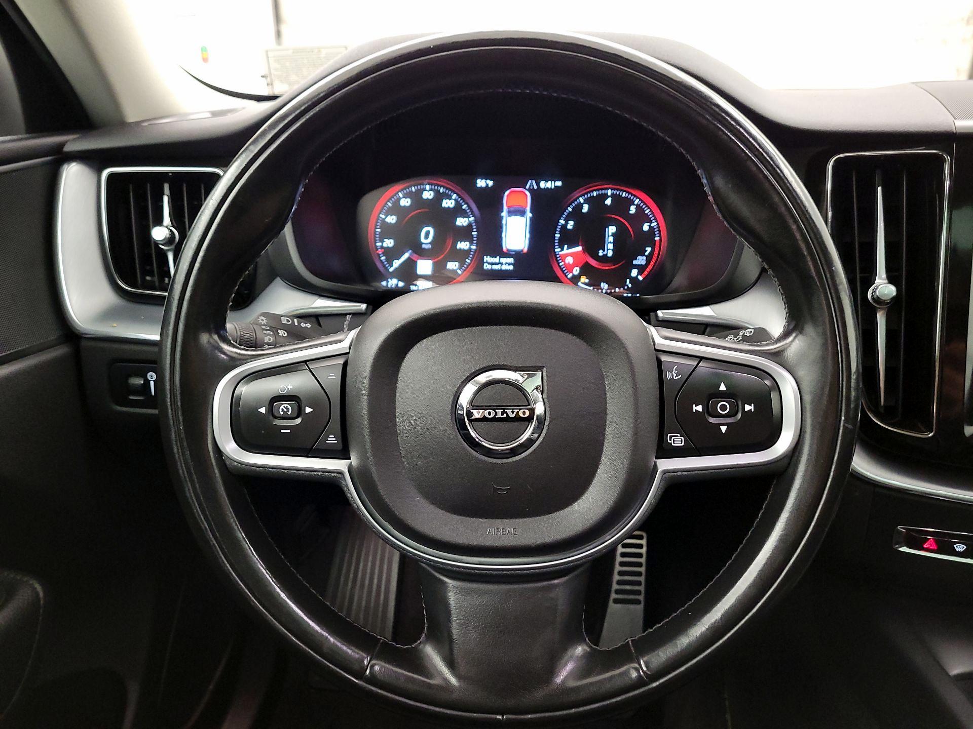 Thumbnail: 2018 Volvo XC60 - 10