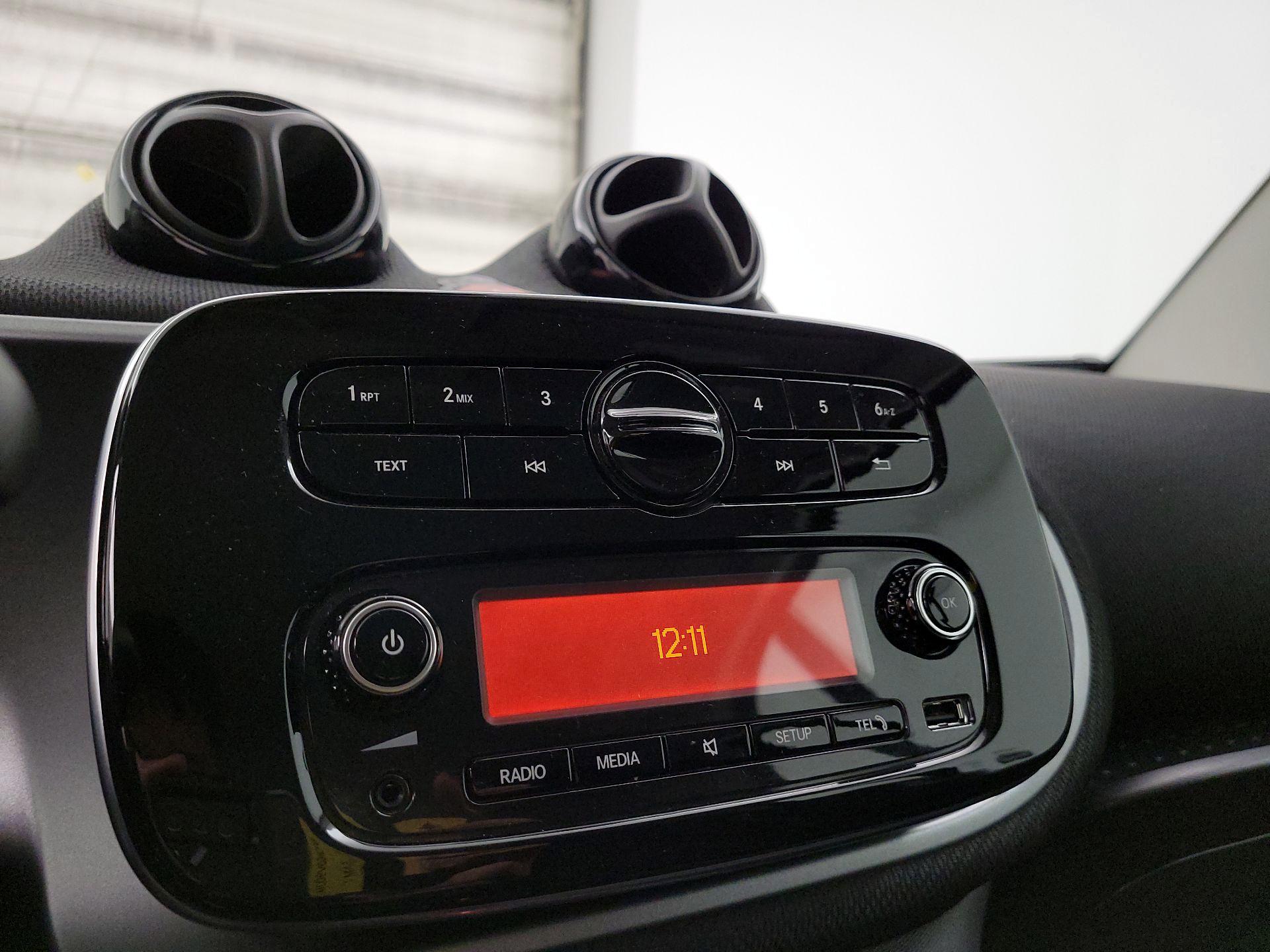 Thumbnail: 2017 smart fortwo - 14