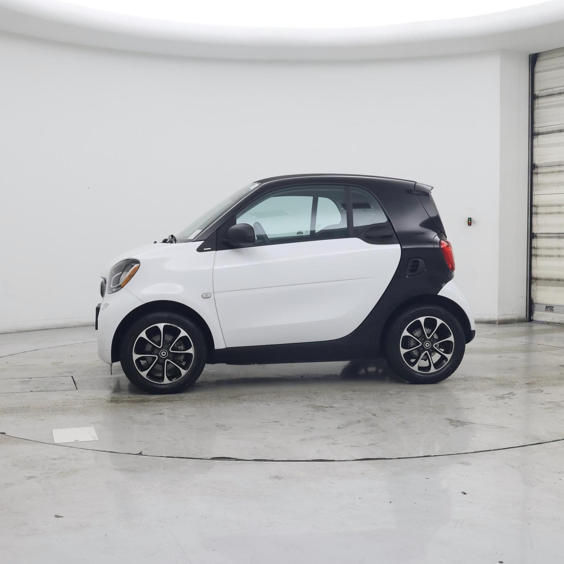 Thumbnail: 2017 smart fortwo - 3
