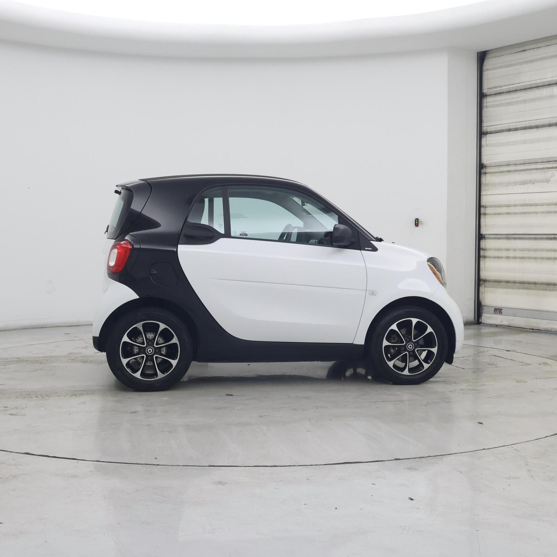 Thumbnail: 2017 smart fortwo - 7