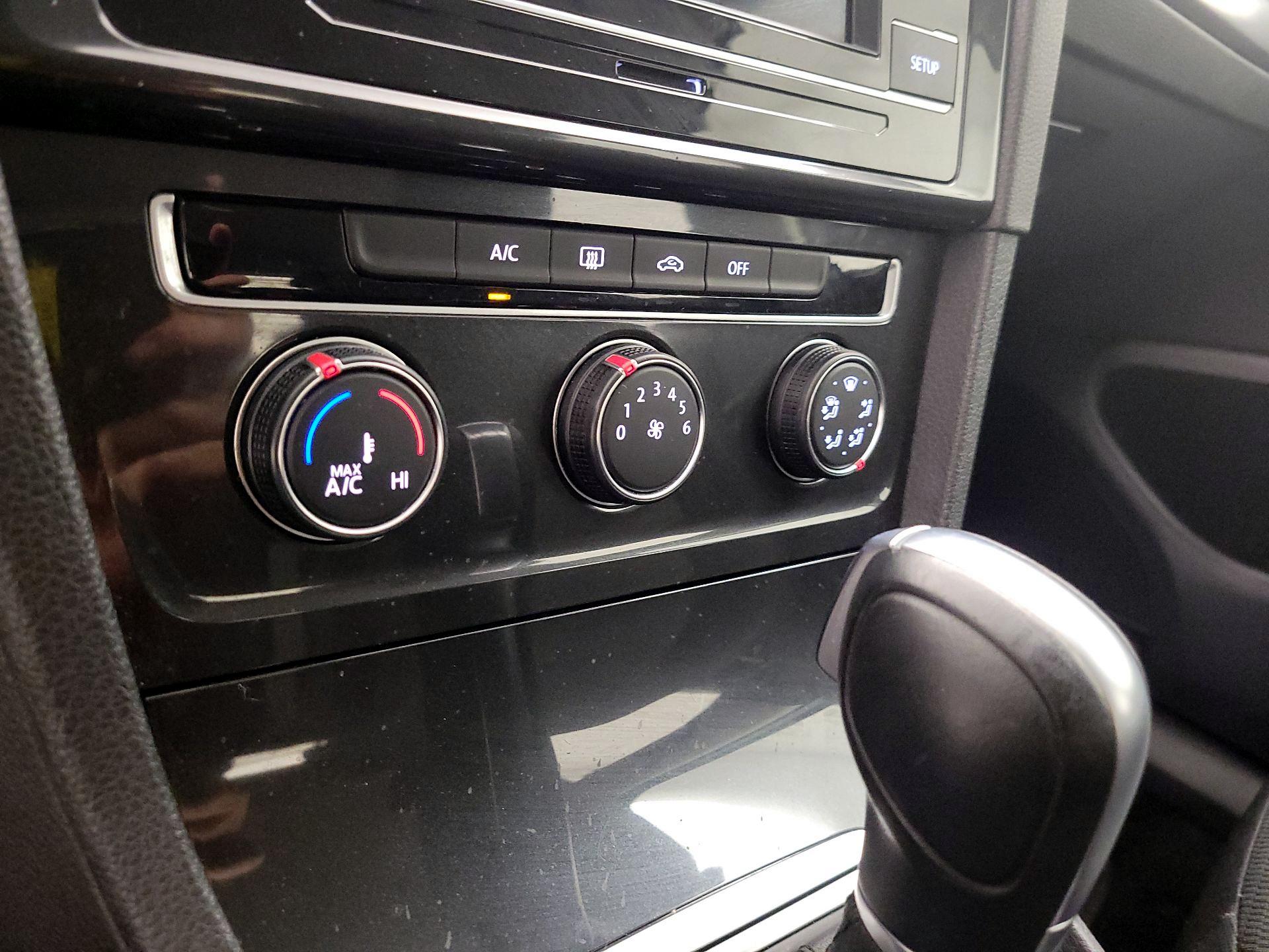 Thumbnail: 2019 Volkswagen Golf - 15