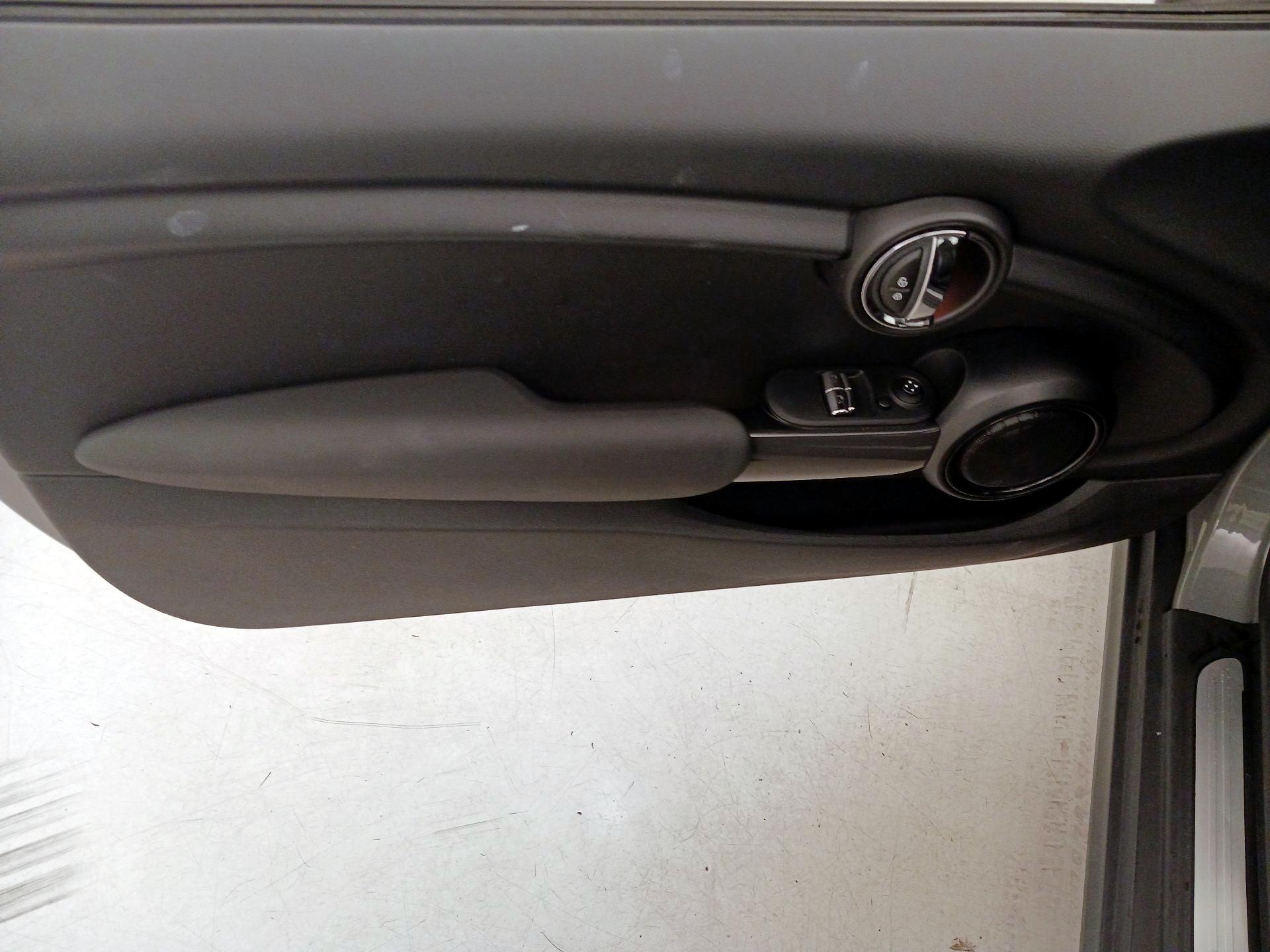 Thumbnail: 2016 MINI Cooper Hardtop - 12