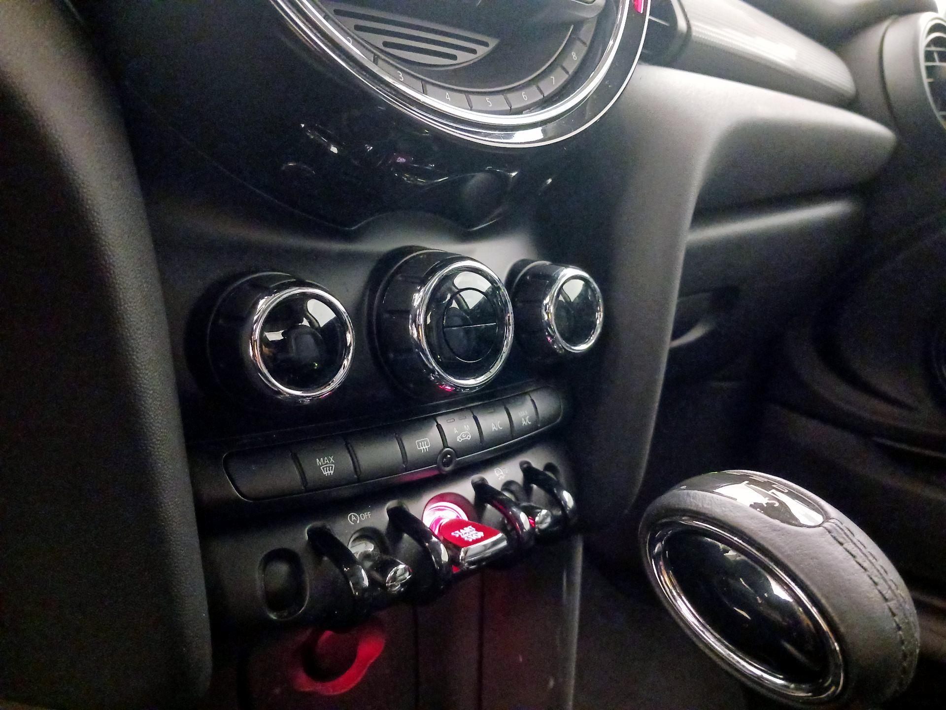 Thumbnail: 2016 MINI Cooper Hardtop - 15