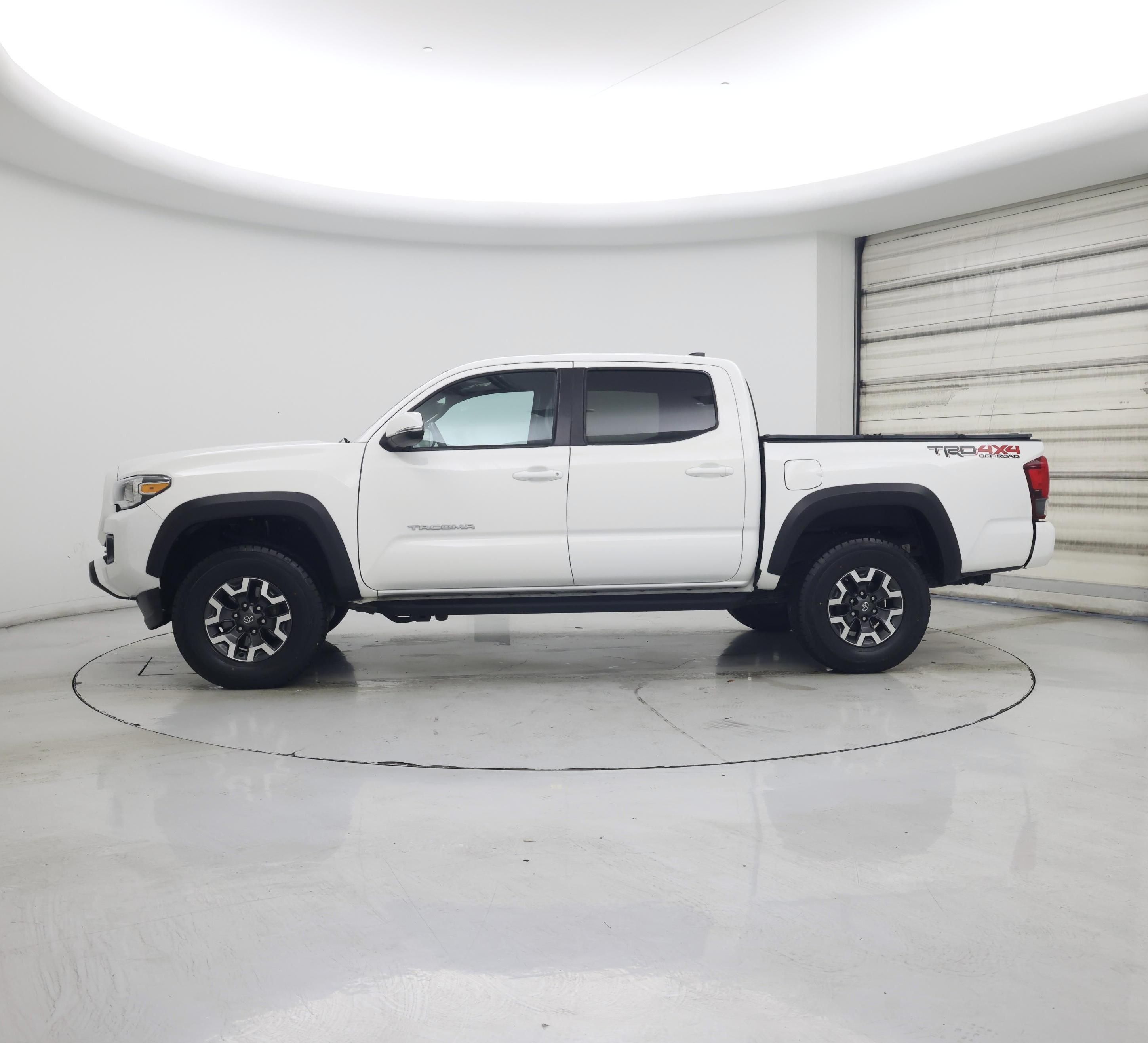Thumbnail: 2018 Toyota Tacoma - 3