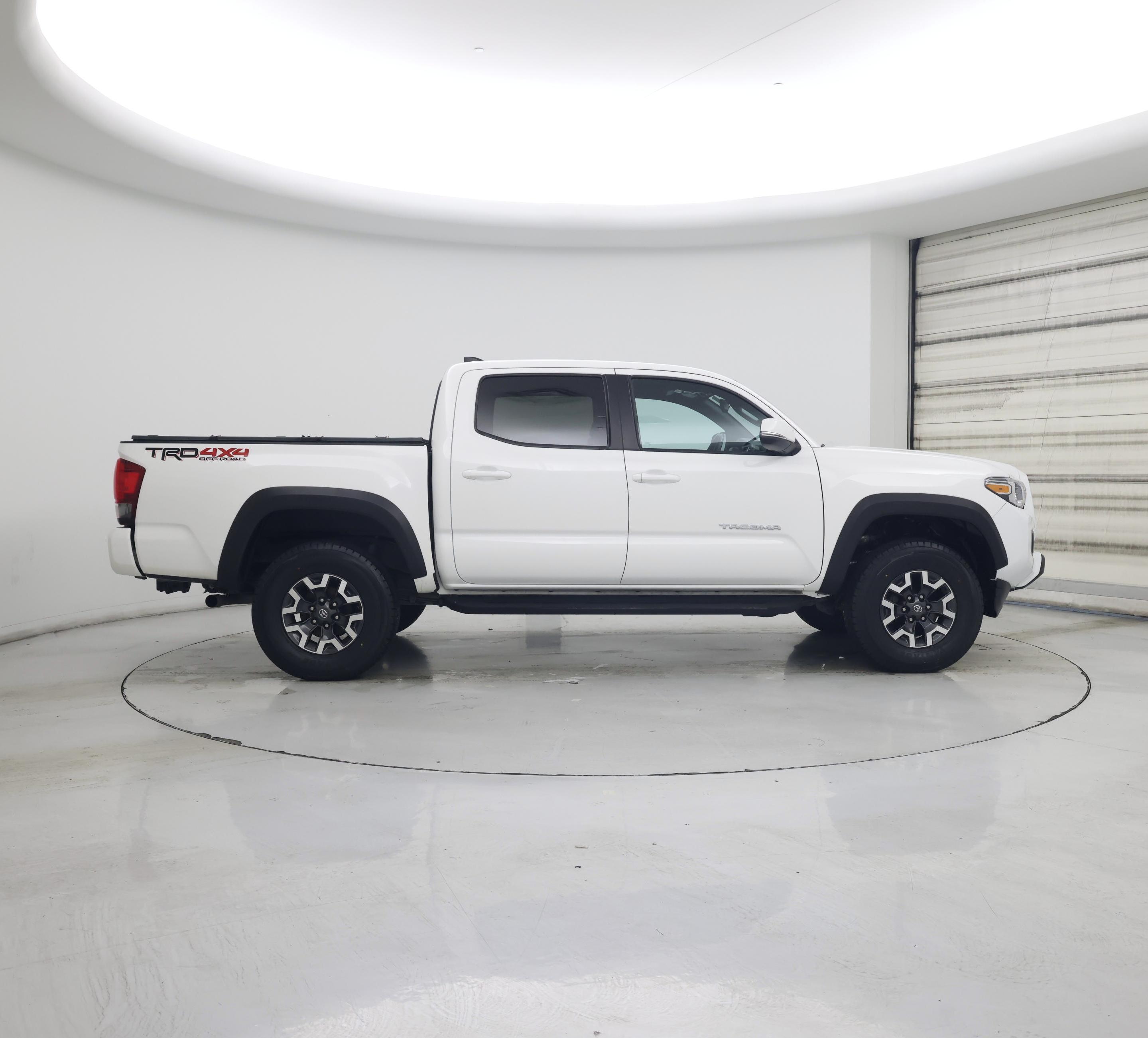 Thumbnail: 2018 Toyota Tacoma - 7