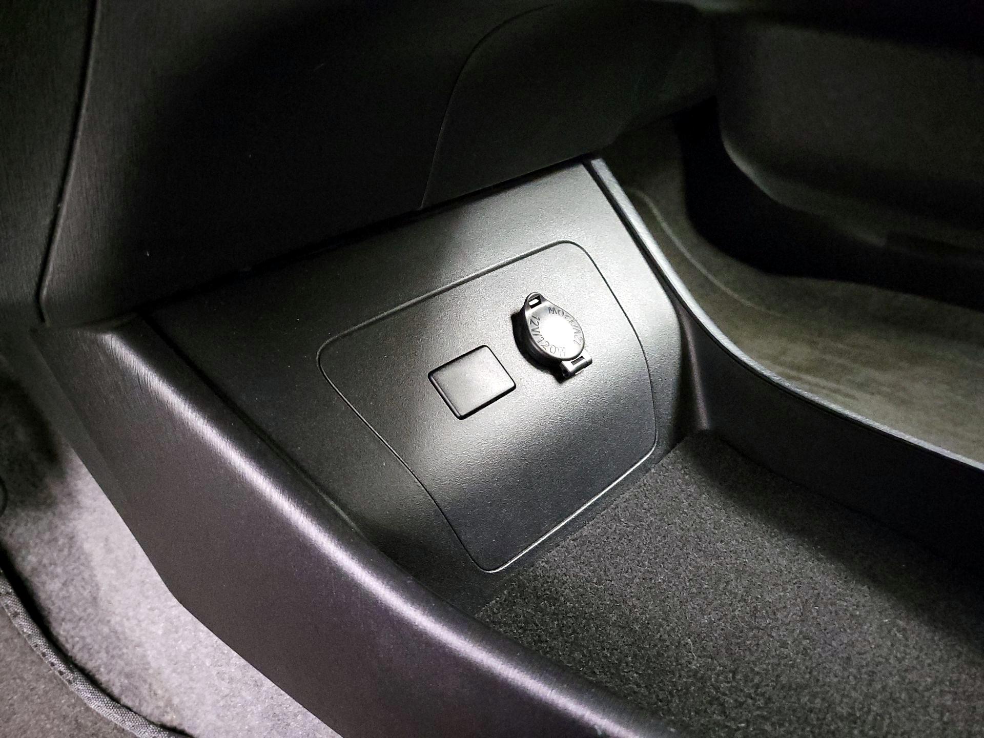 Thumbnail: 2015 Toyota Prius - 18