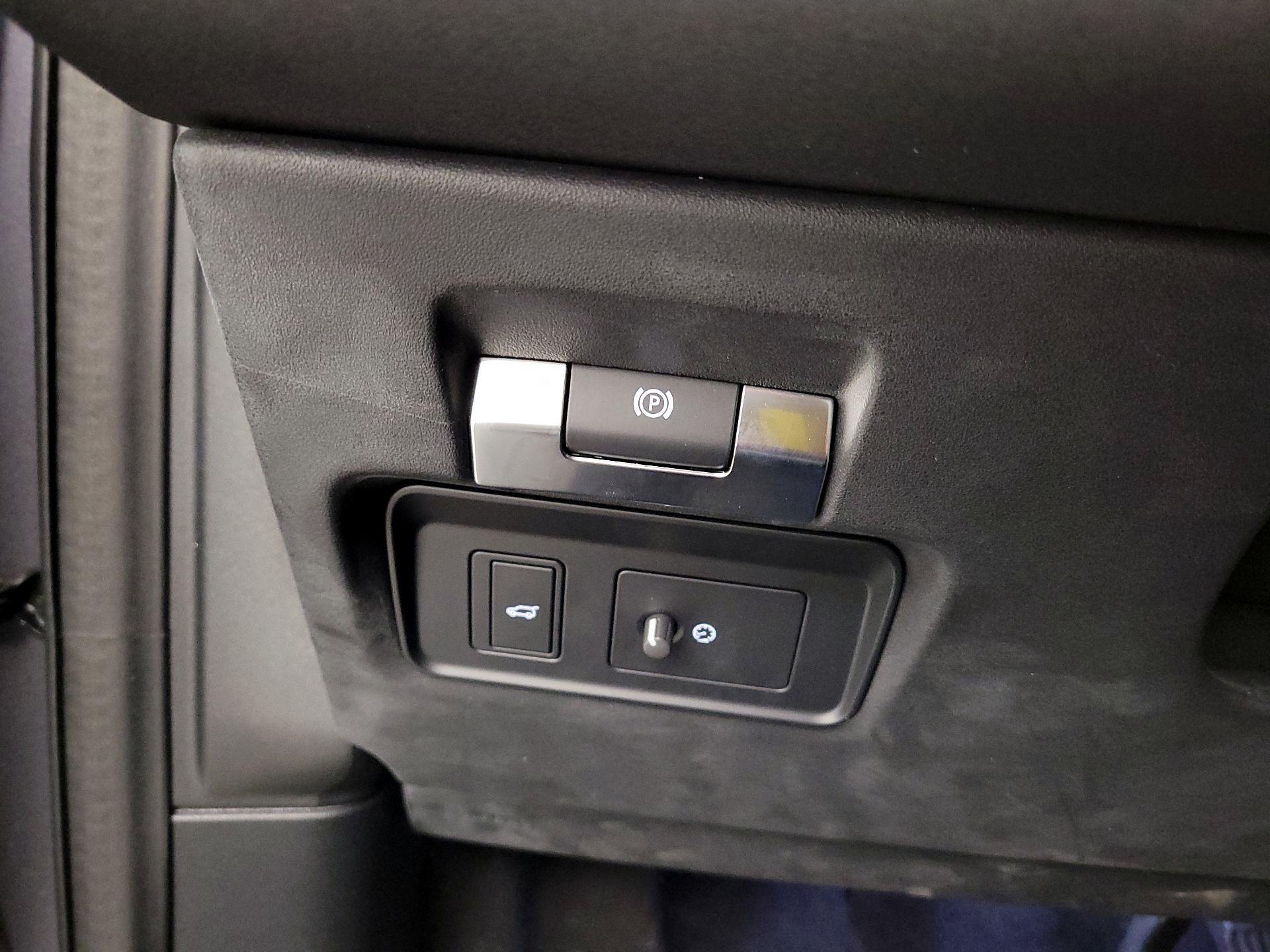 Thumbnail: 2021 Land Rover Discovery Sport - 13