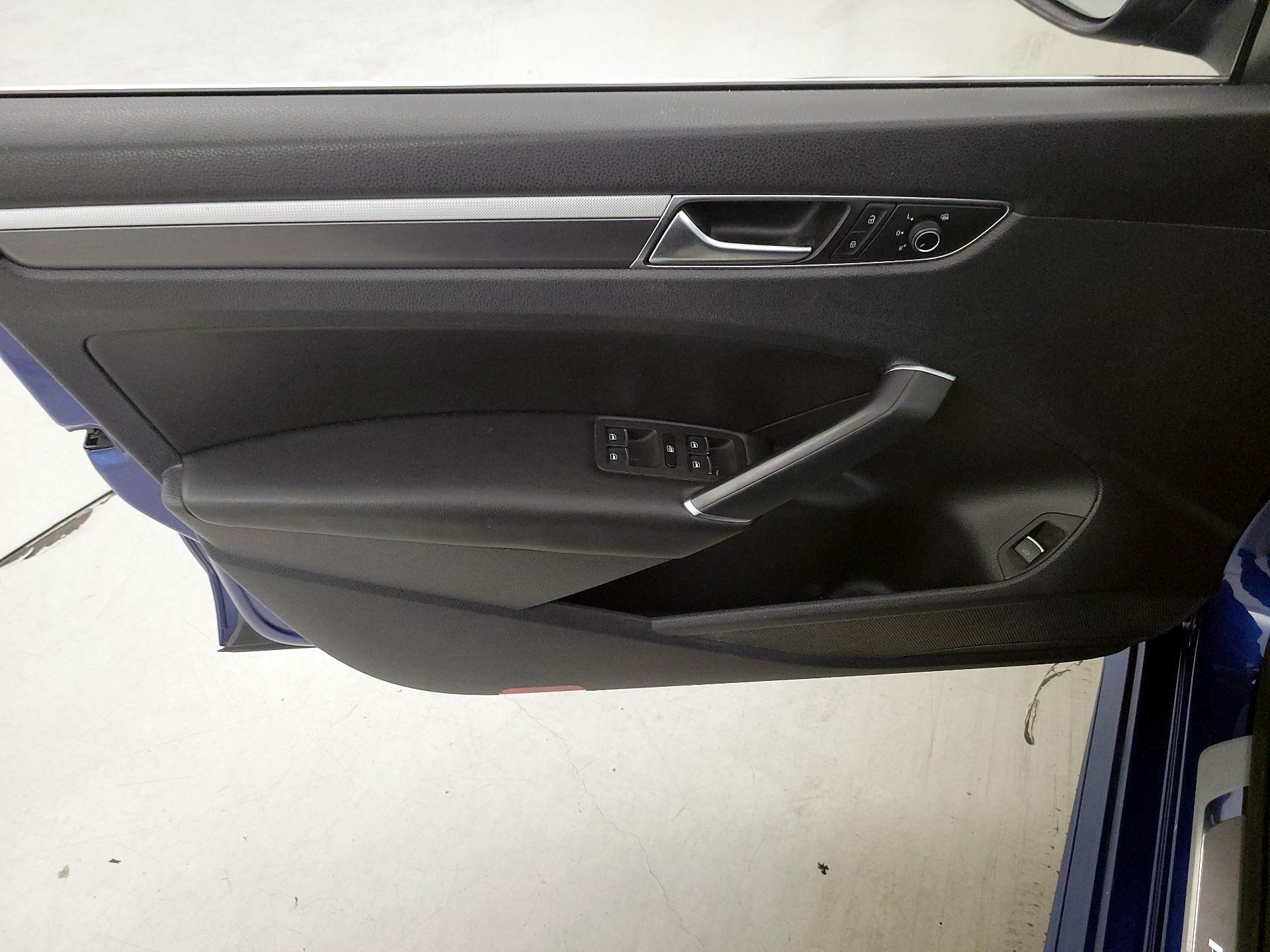 Thumbnail: 2017 Volkswagen Passat - 12