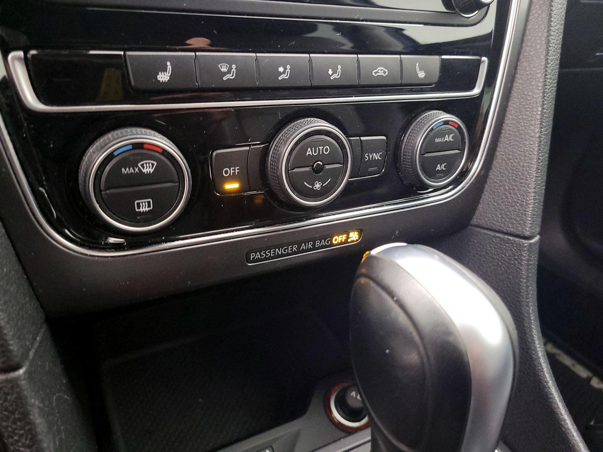 Thumbnail: 2017 Volkswagen Passat - 16