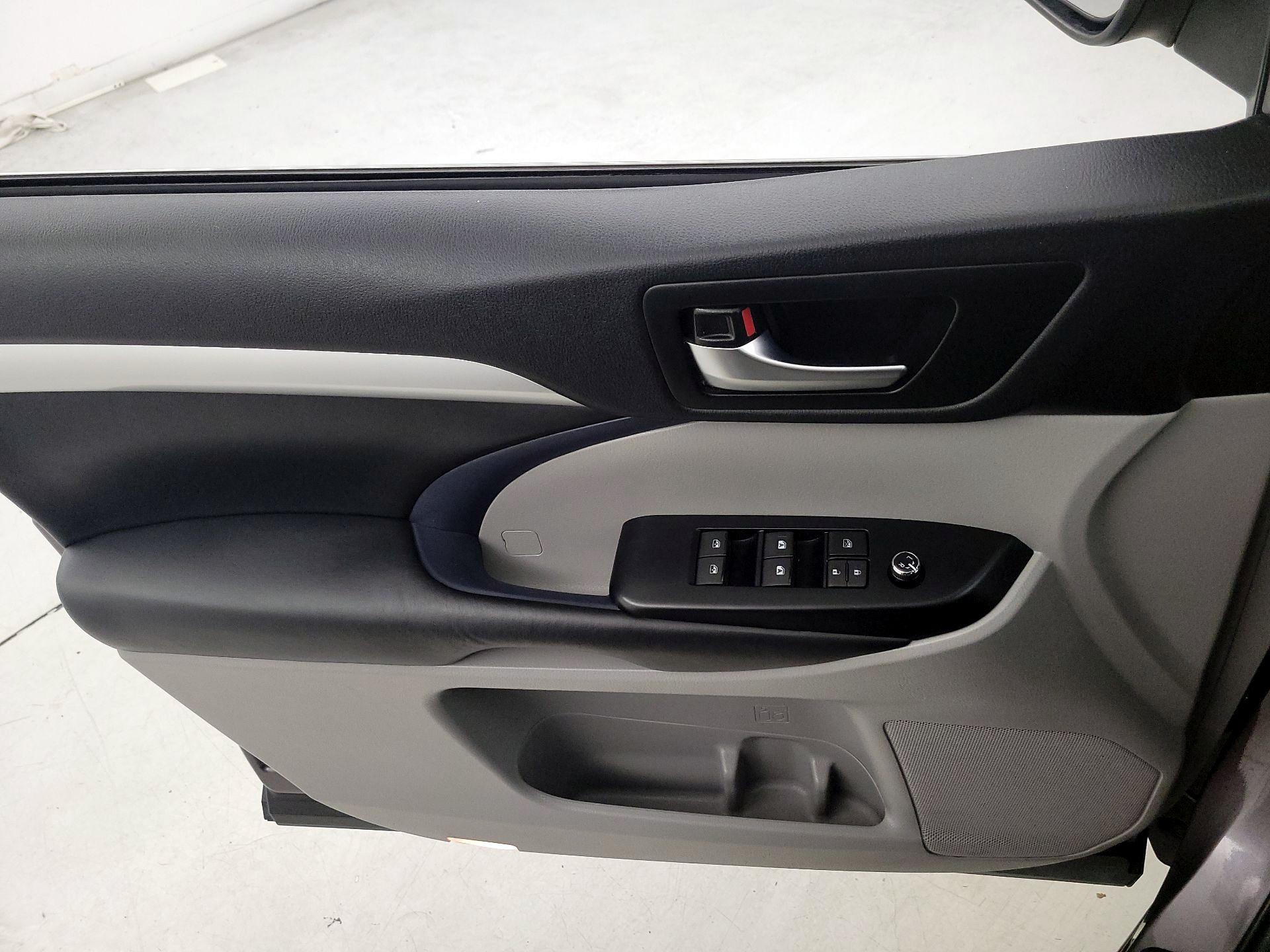 Thumbnail: 2019 Toyota Highlander - 12