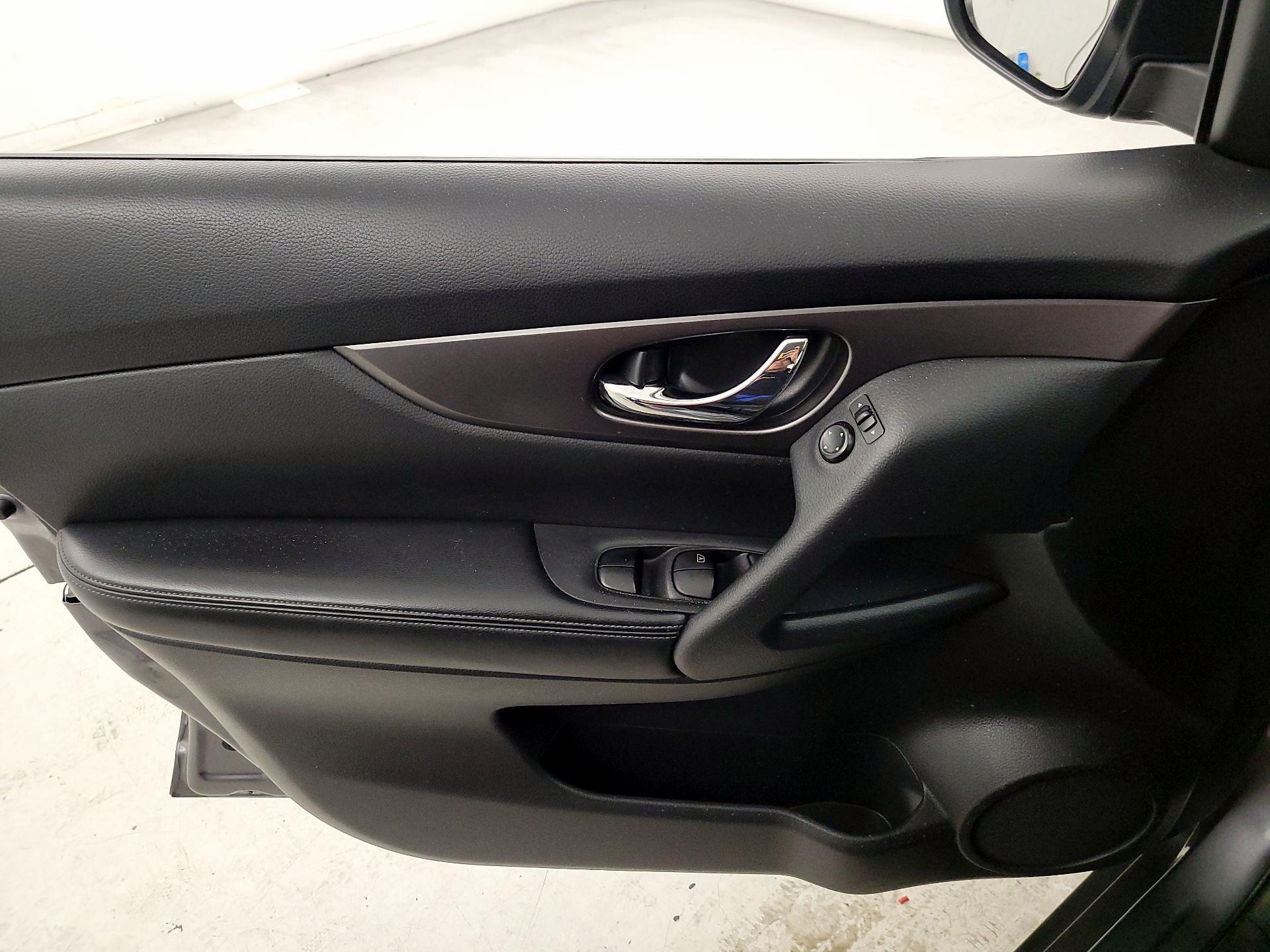 Thumbnail: 2016 Nissan Rogue - 12