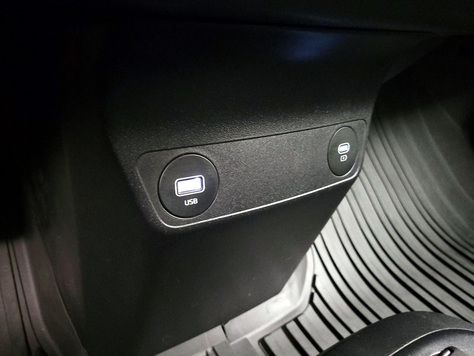 Thumbnail: 2022 Kia EV6 - 19