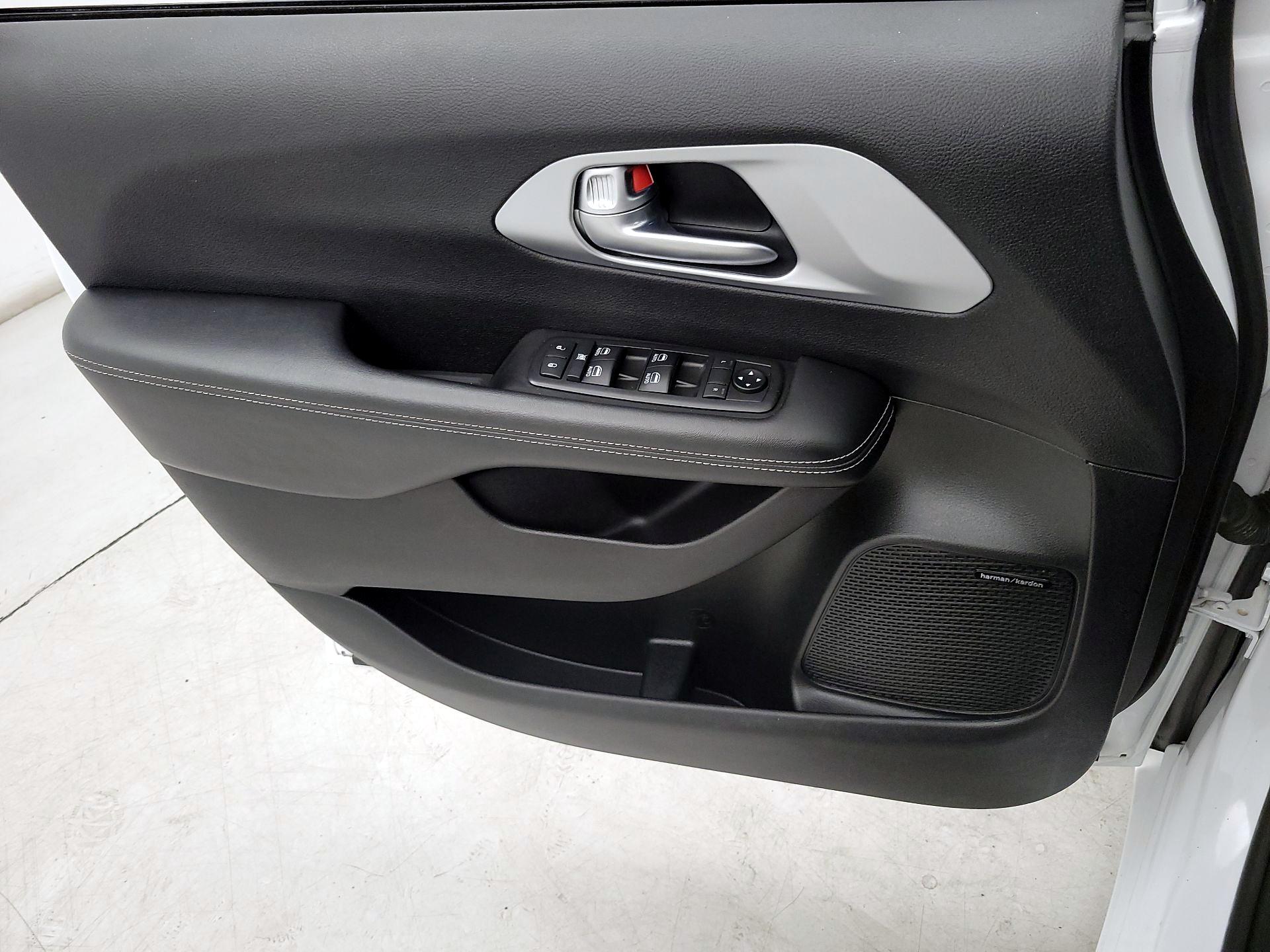 Thumbnail: 2019 Chrysler Pacifica - 12