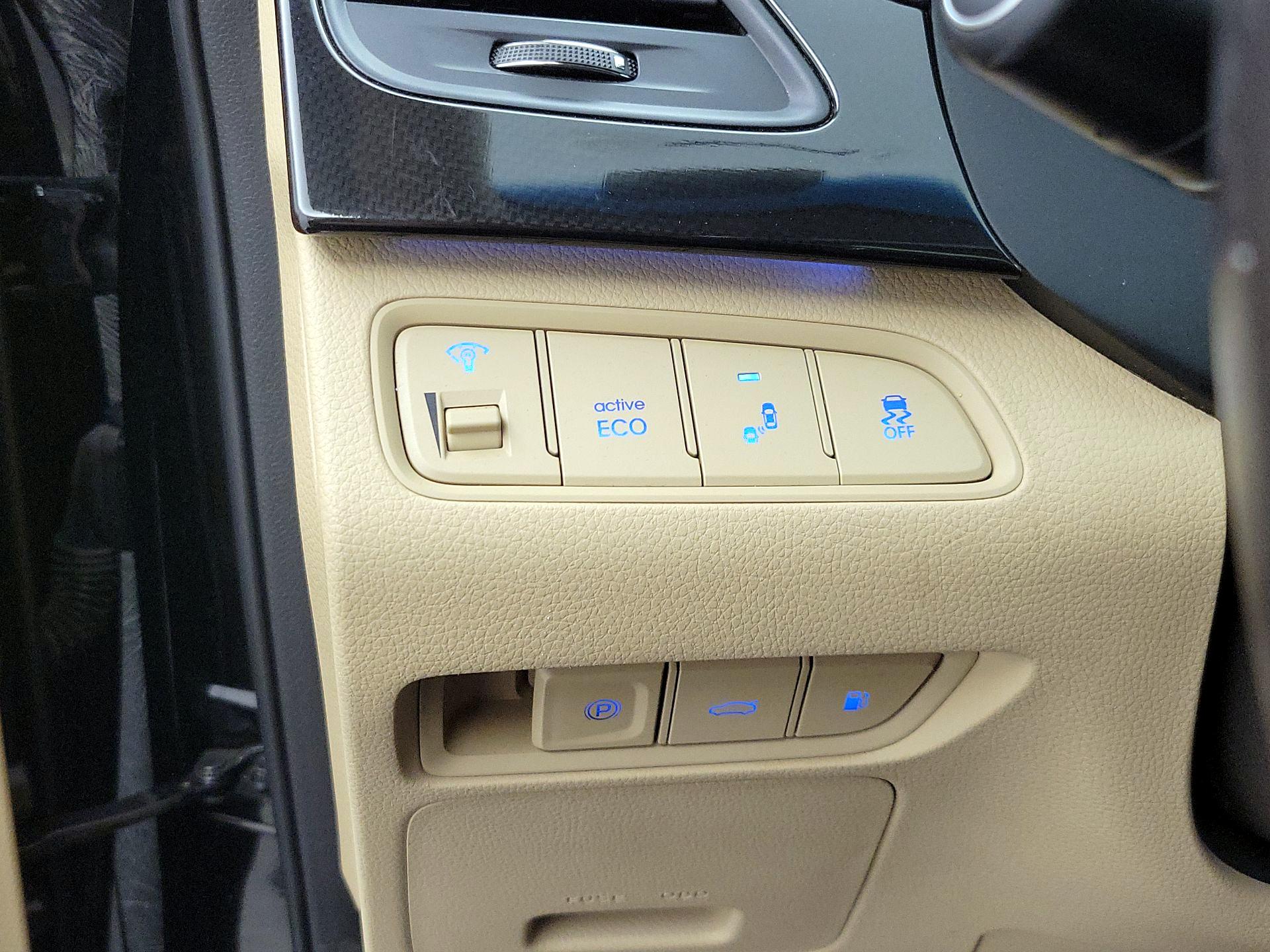 Thumbnail: 2017 Hyundai Azera - 13