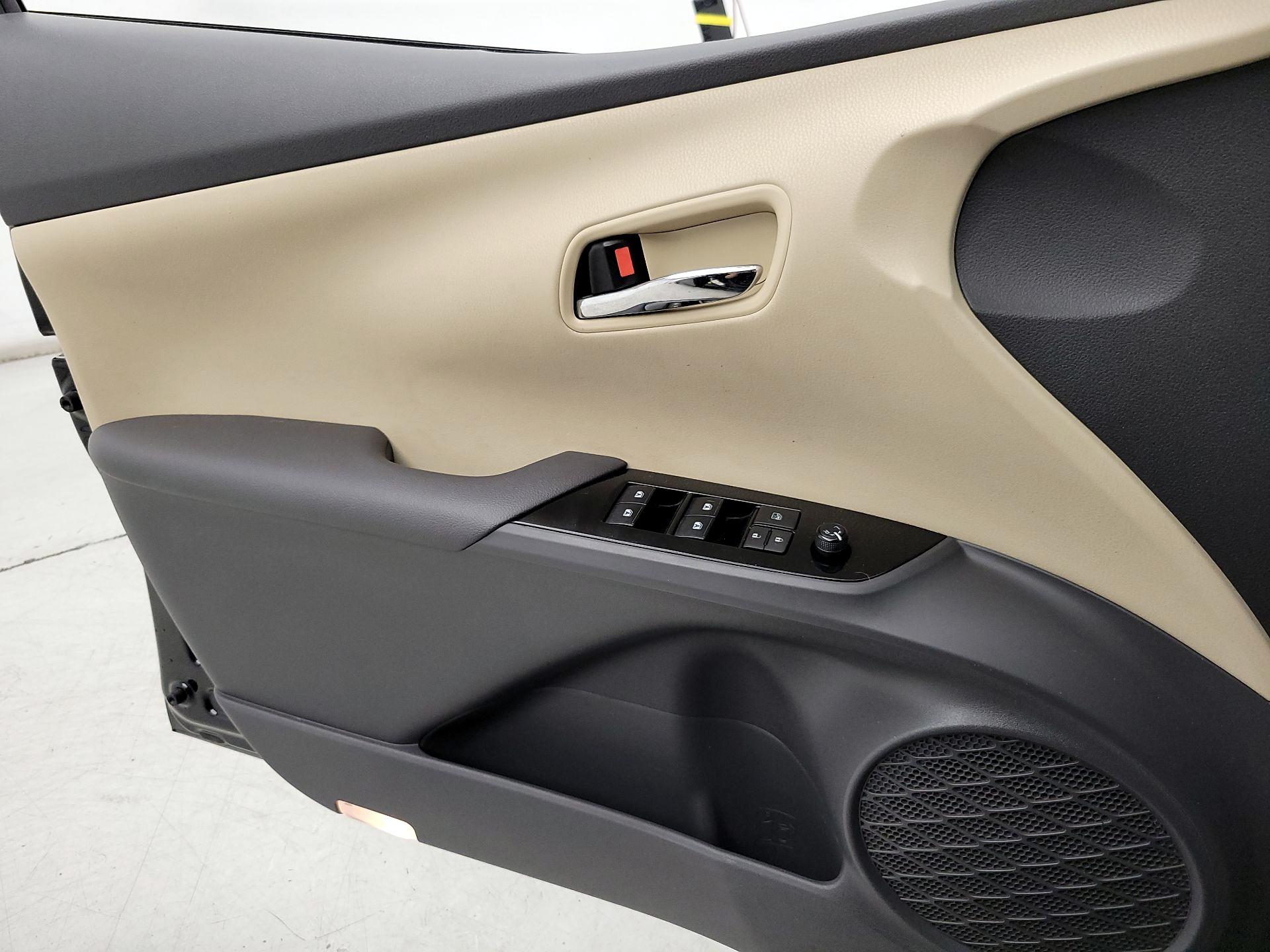 Thumbnail: 2018 Toyota Prius - 12