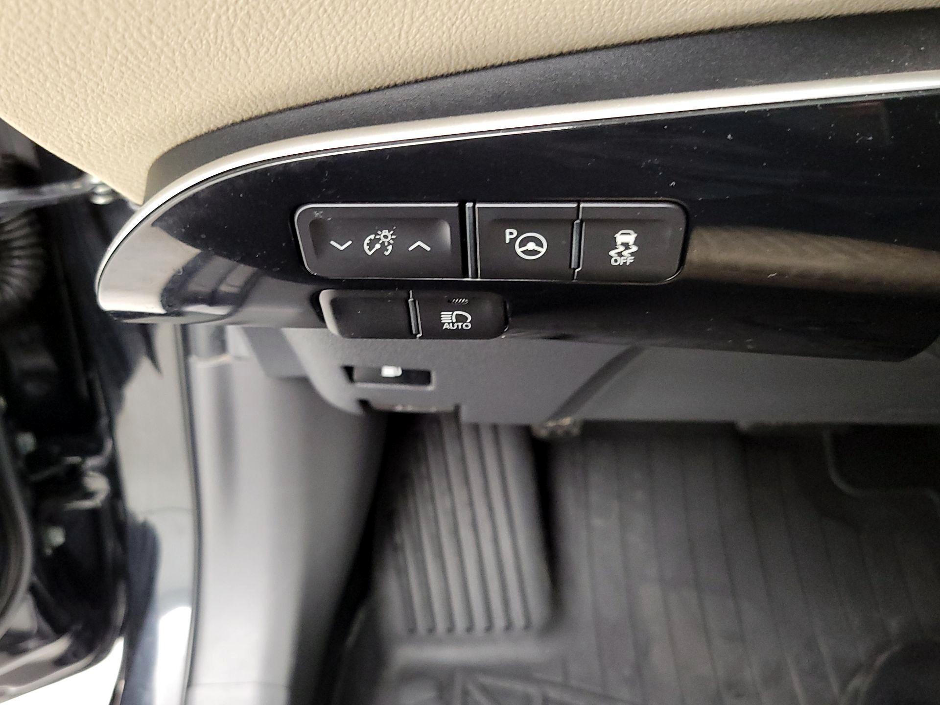 Thumbnail: 2018 Toyota Prius - 13