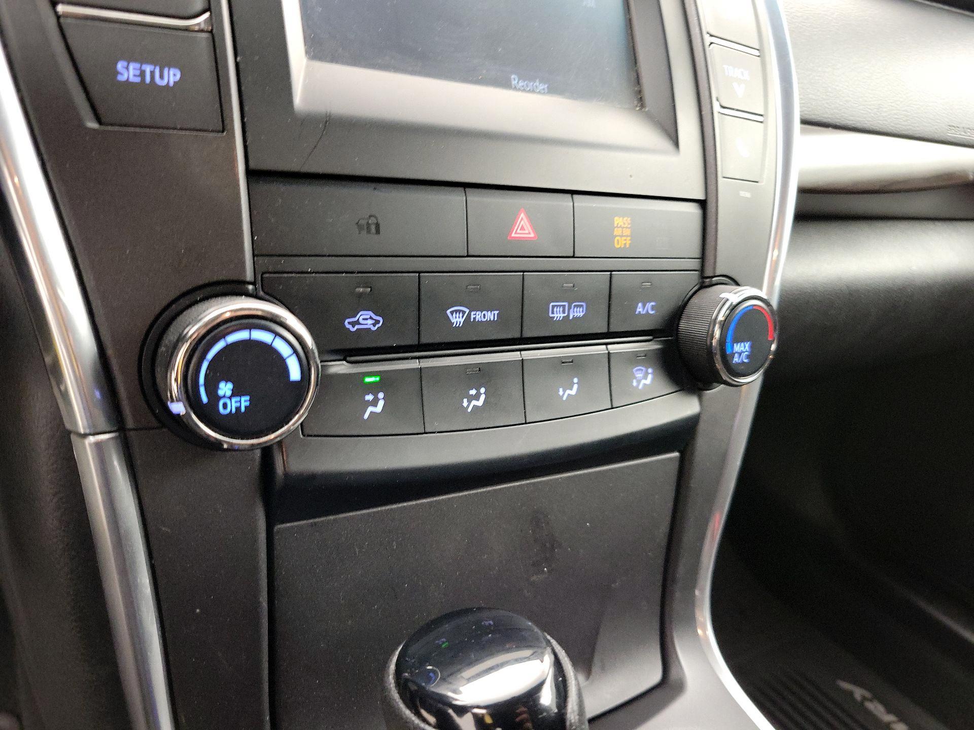 Thumbnail: 2015 Toyota Camry - 16