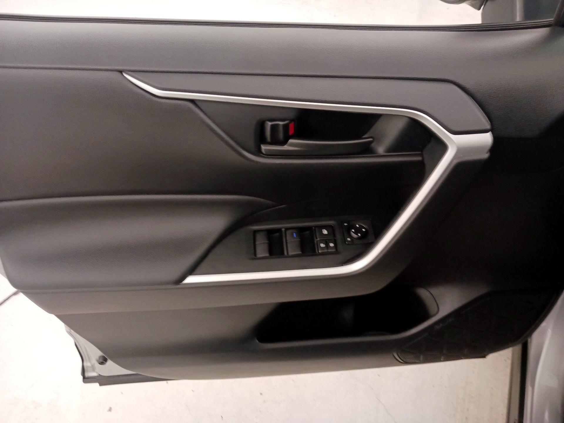 Thumbnail: 2020 Toyota RAV4 - 12