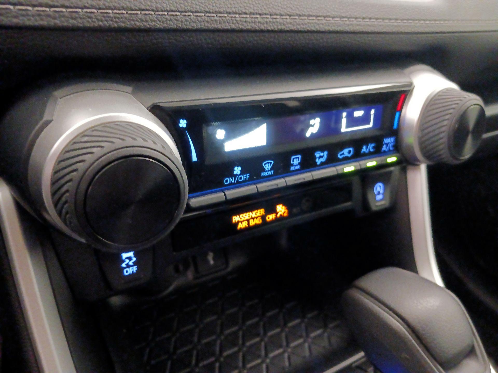 Thumbnail: 2020 Toyota RAV4 - 16