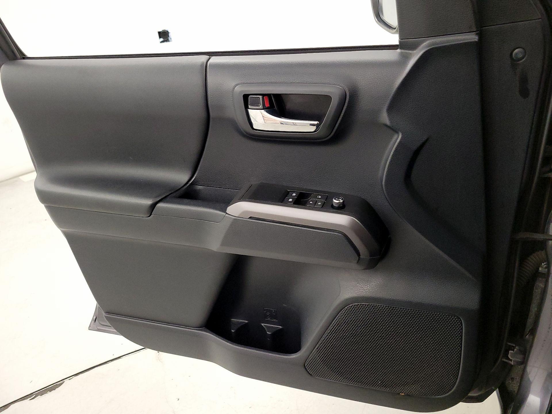 Thumbnail: 2017 Toyota Tacoma - 12