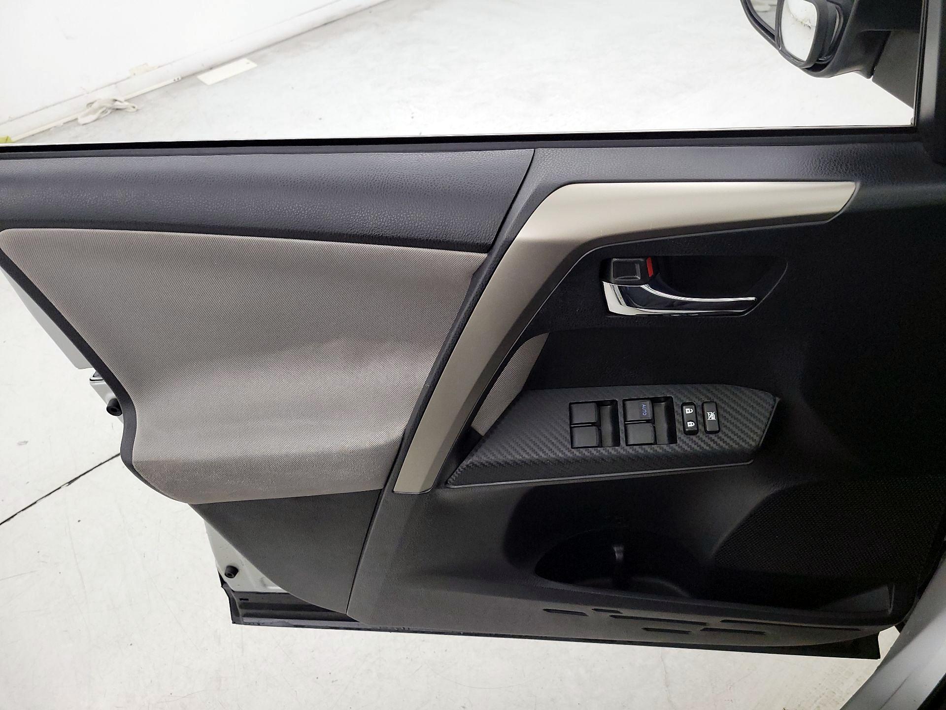 Thumbnail: 2015 Toyota RAV4 - 12