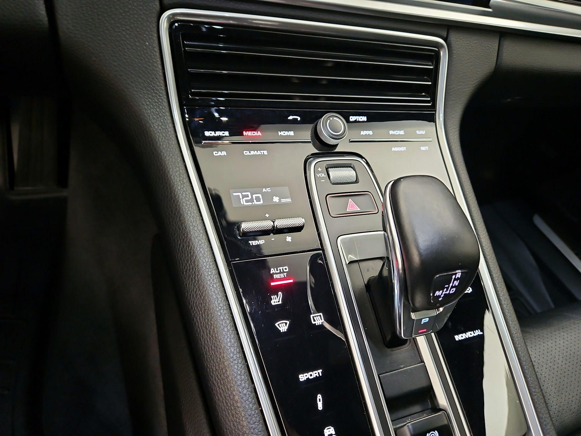 Thumbnail: 2020 Porsche Panamera - 17