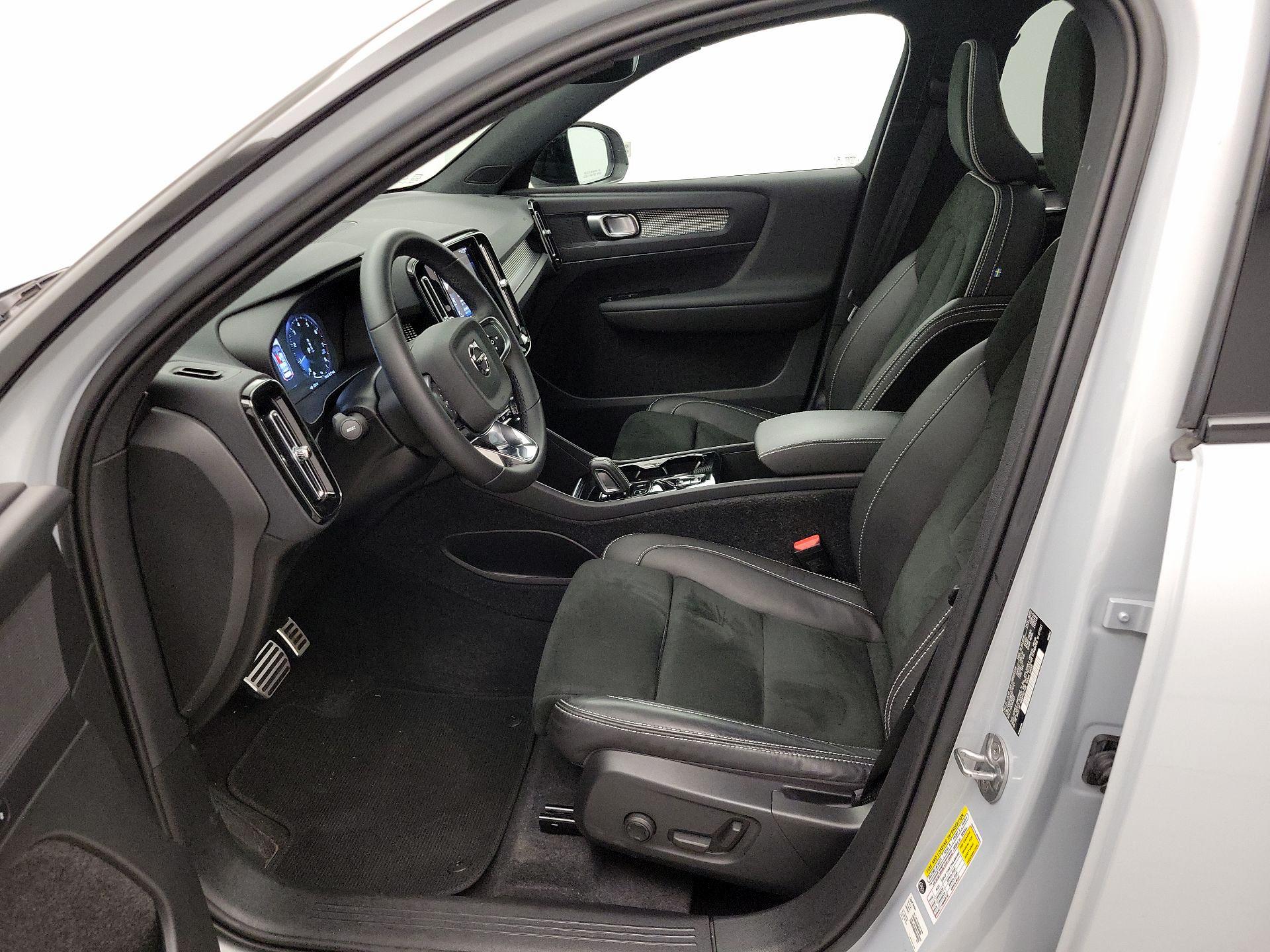 Thumbnail: 2022 Volvo XC40 - 11