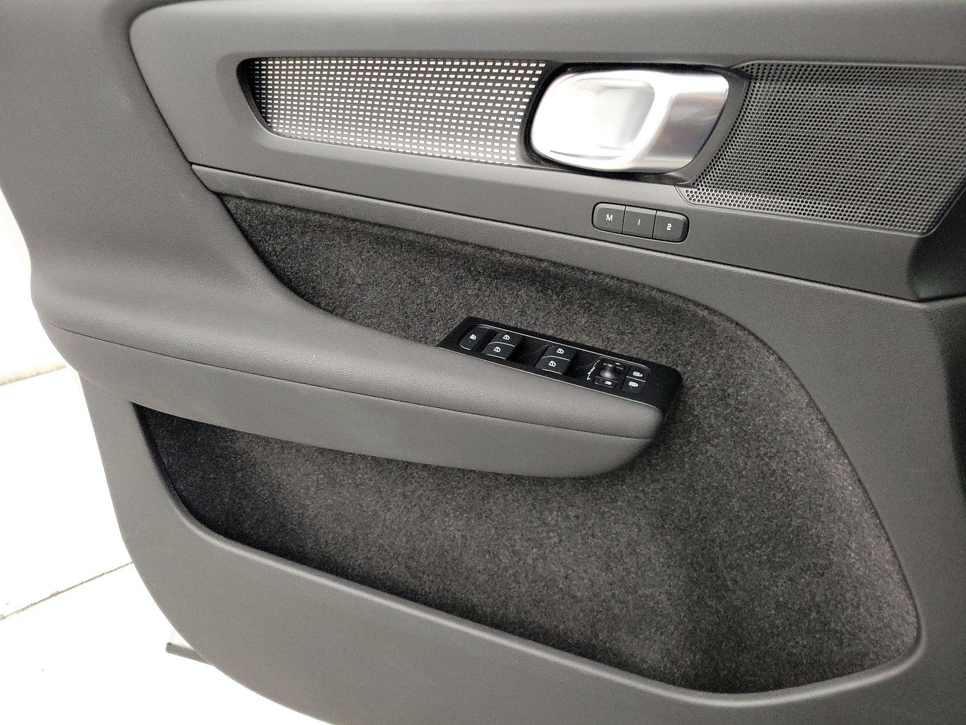 Thumbnail: 2022 Volvo XC40 - 12