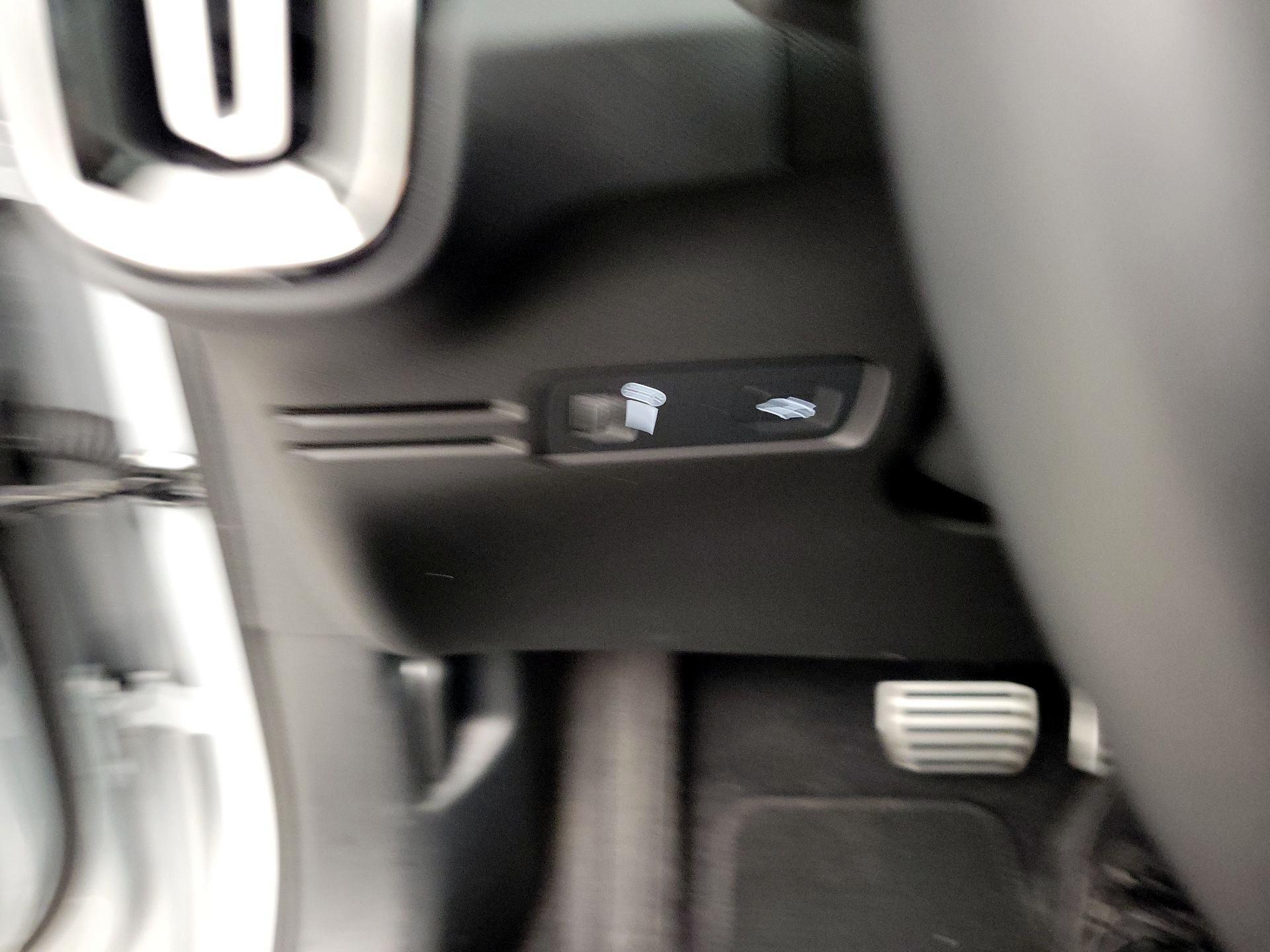 Thumbnail: 2022 Volvo XC40 - 13