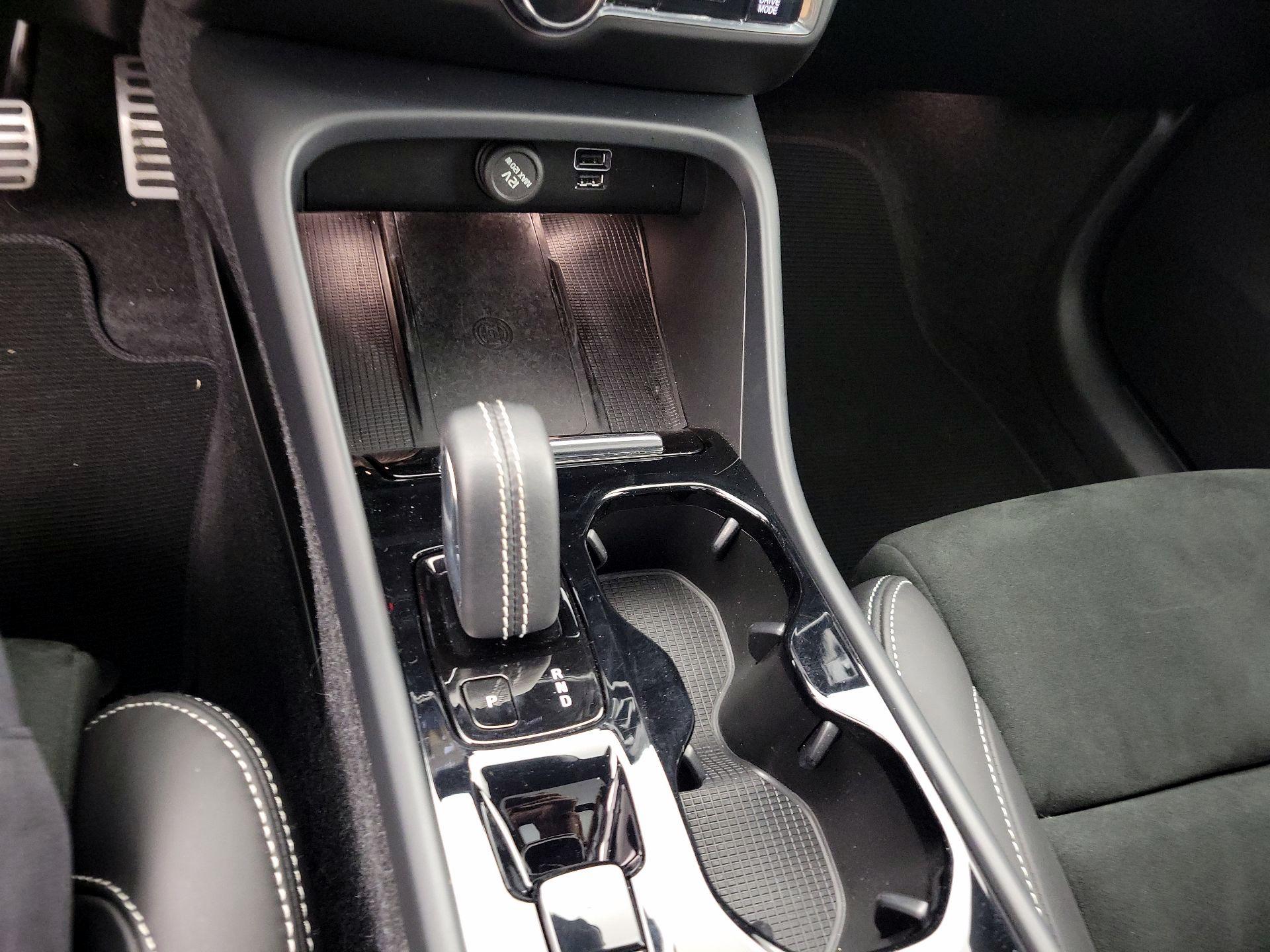 Thumbnail: 2022 Volvo XC40 - 17