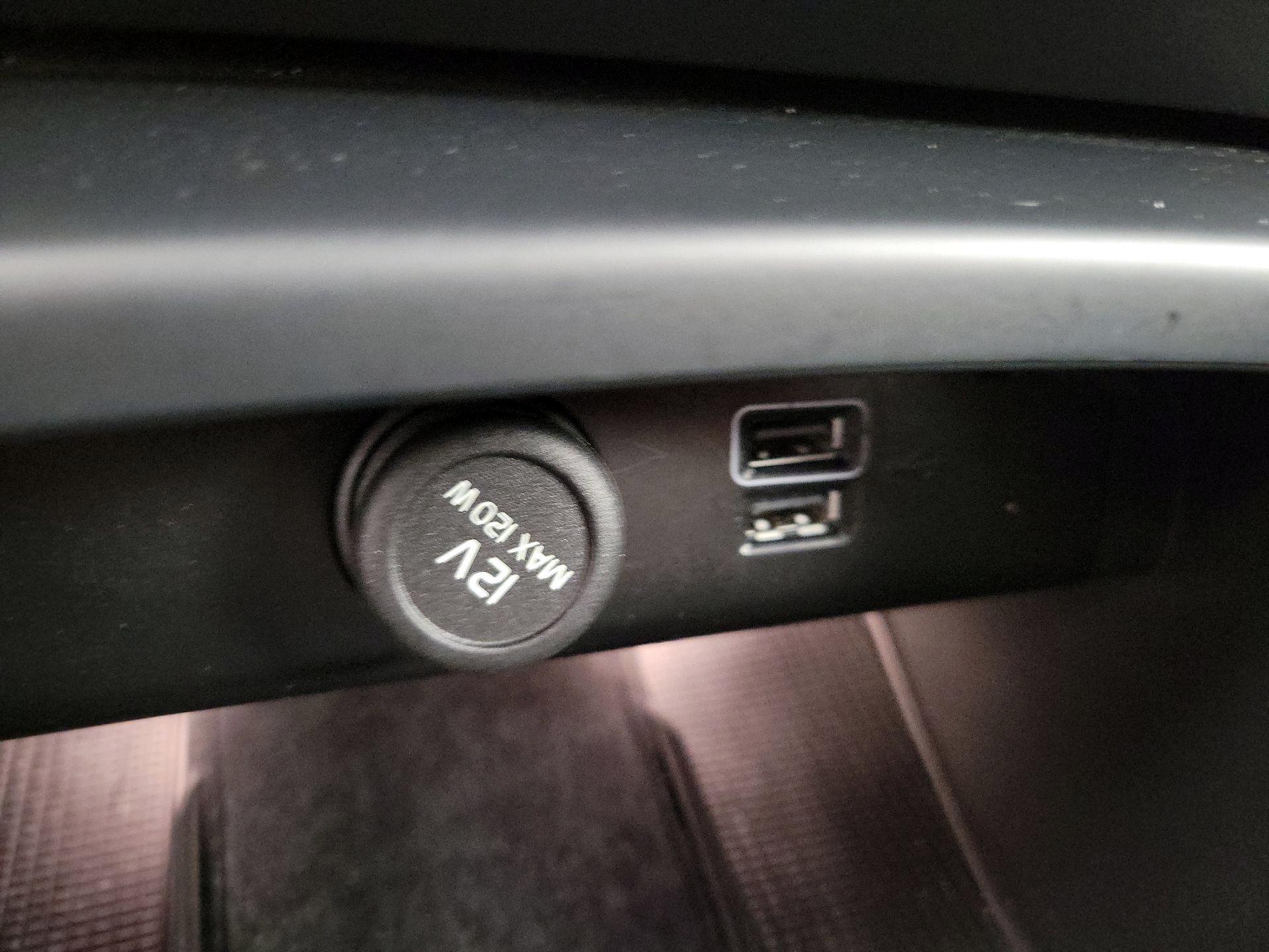 Thumbnail: 2022 Volvo XC40 - 18